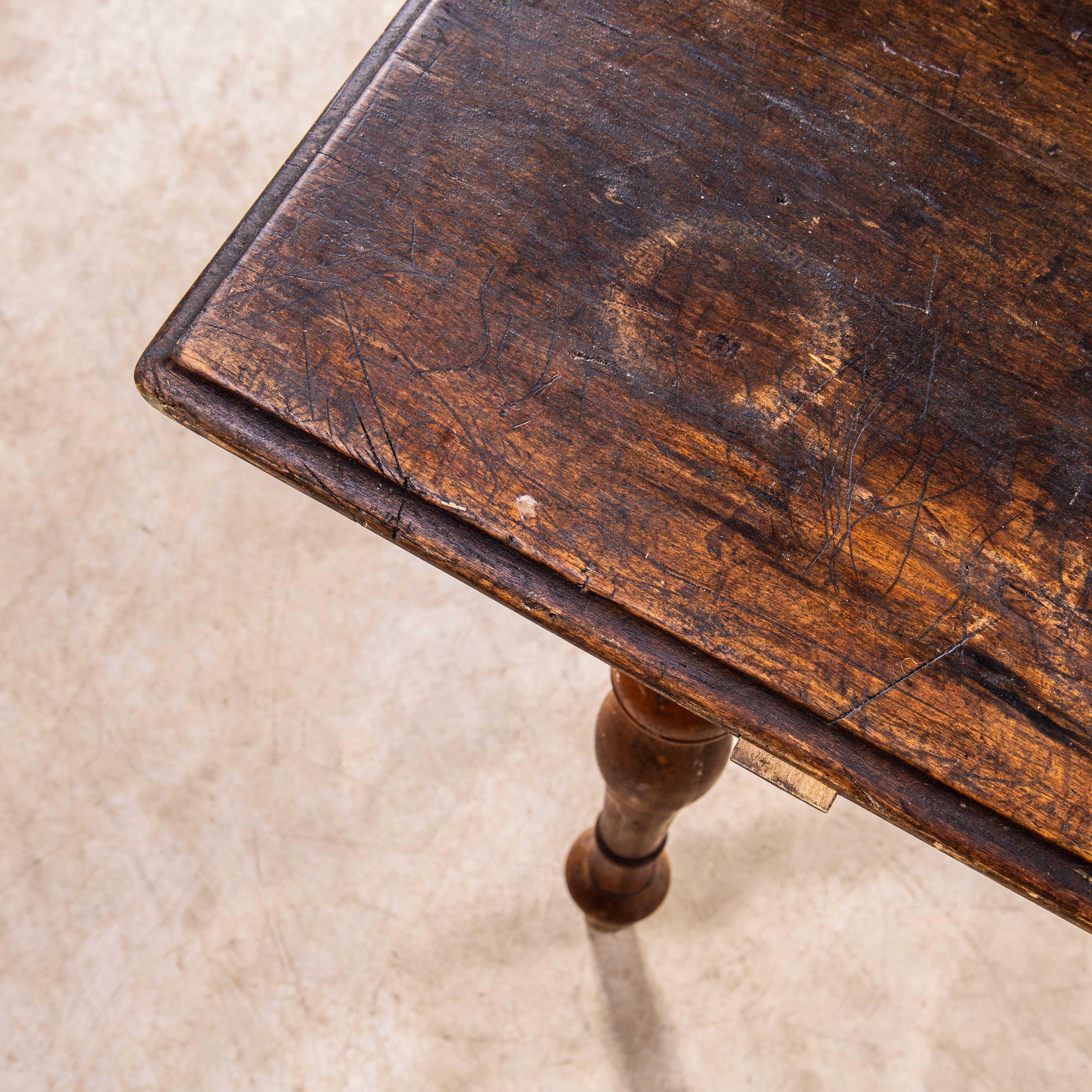 Piccolo tavolo da pranzo francese con gambe a rocchetto in legno scuro degli anni '40 in vendita 1