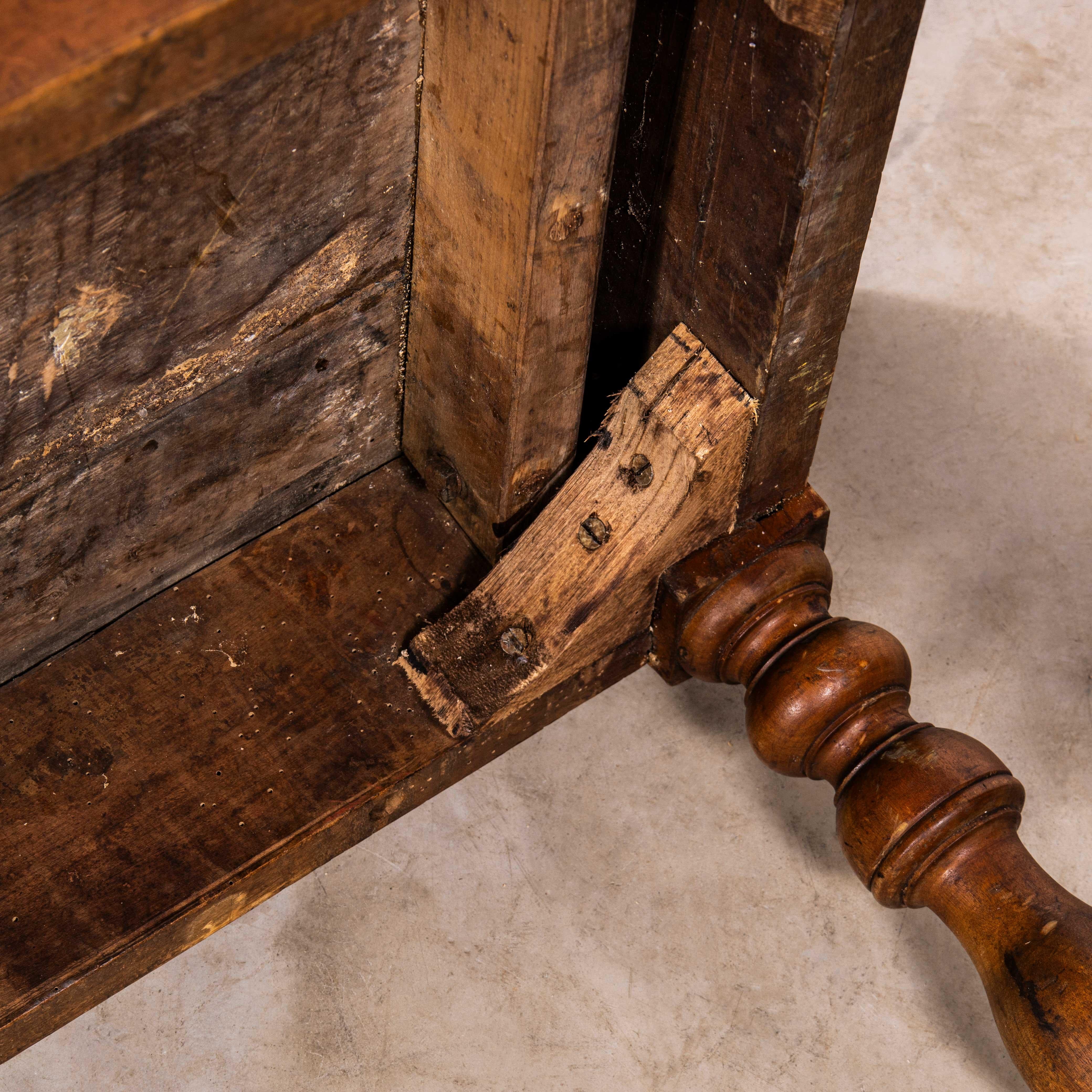 Piccolo tavolo da pranzo francese con gambe a rocchetto in legno scuro degli anni '40 in vendita 2