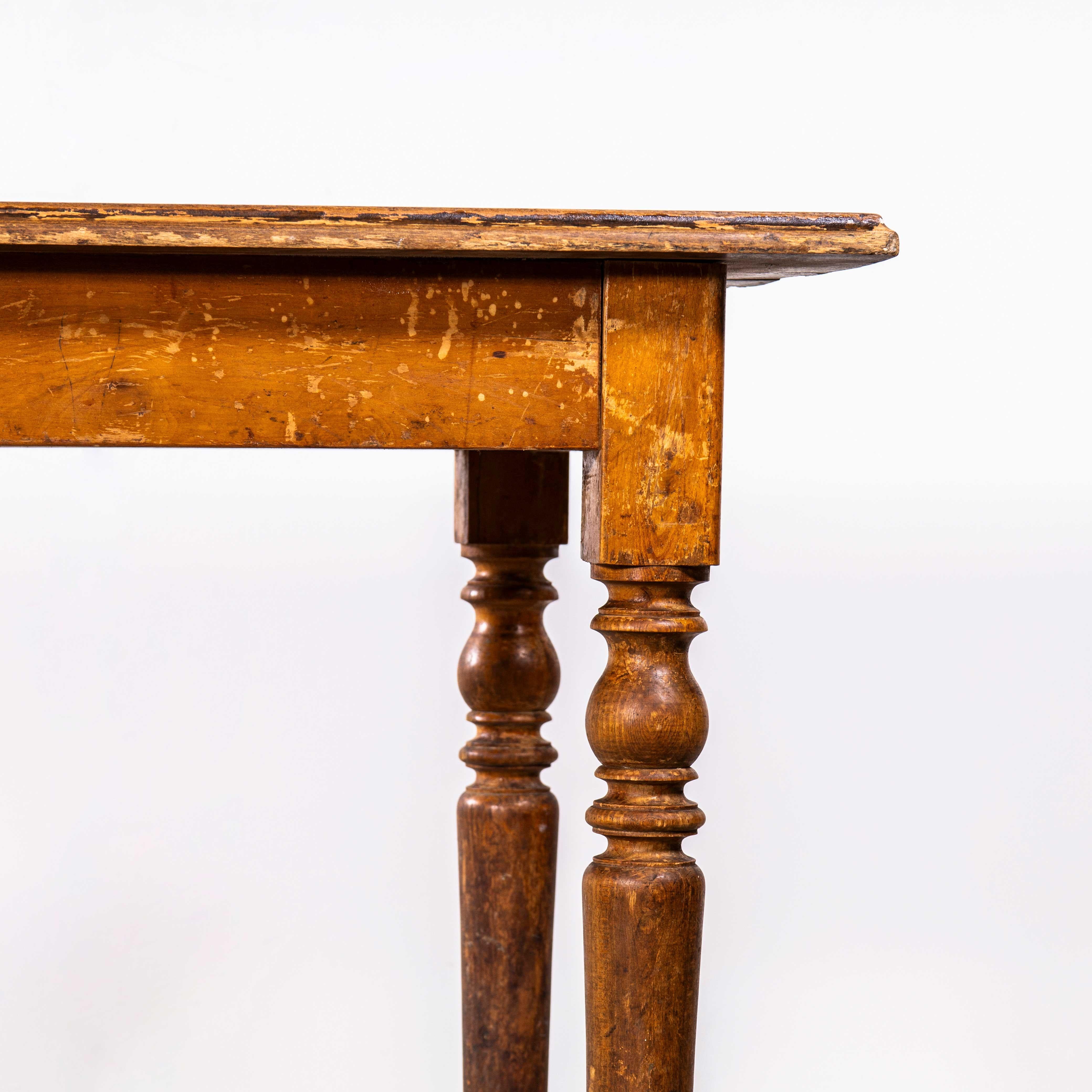 Pequeña mesa de comedor de cocina francesa de madera de frutal de 1940 con pata de carrete. 

Mesa original francesa de tamaño práctico, con tablero de madera de frutal de carácter entarimado y patas de bolillo torneadas. Bellamente fabricada con un