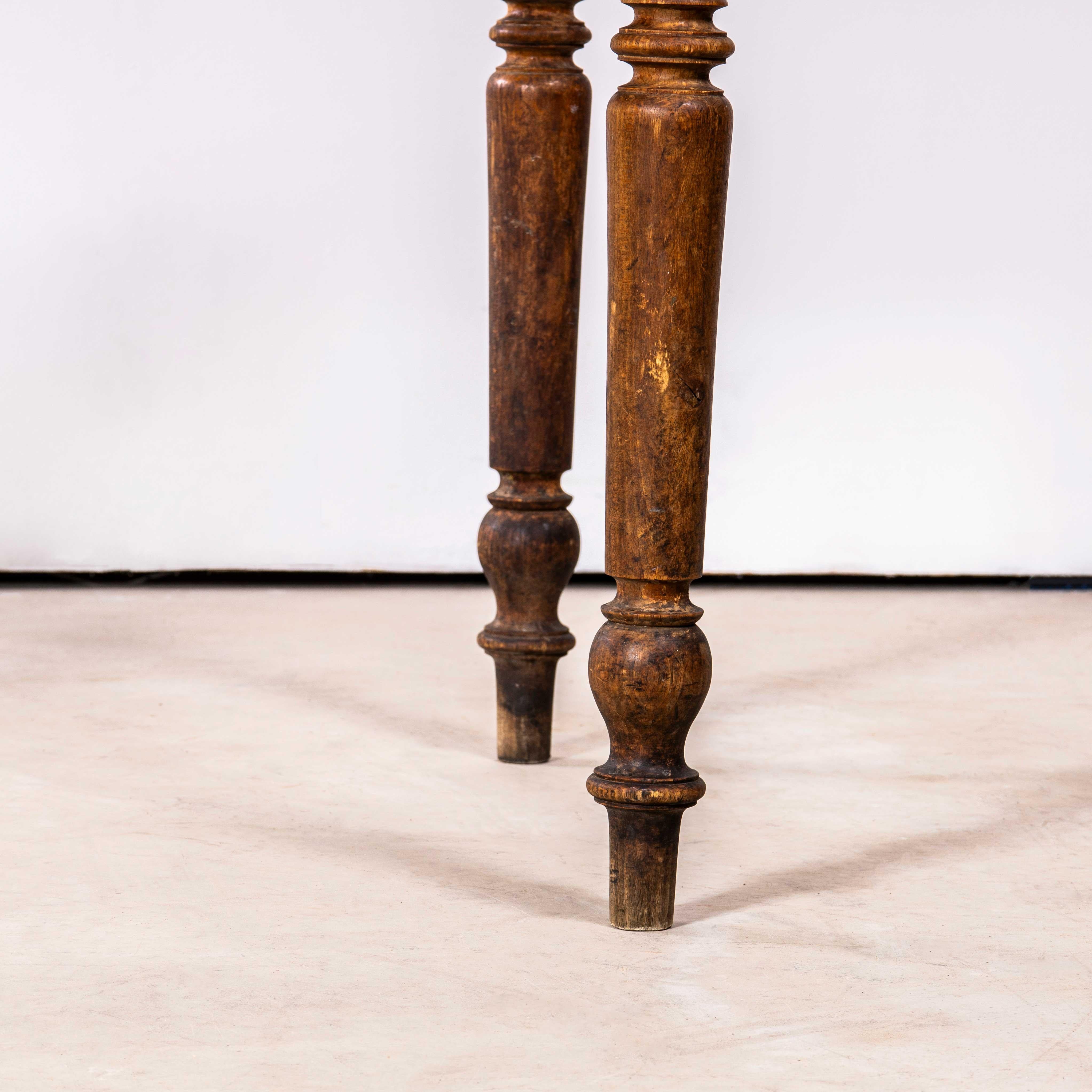 1940 Pequeña mesa de comedor de cocina francesa de madera de frutal con pata de carrete Francés en venta