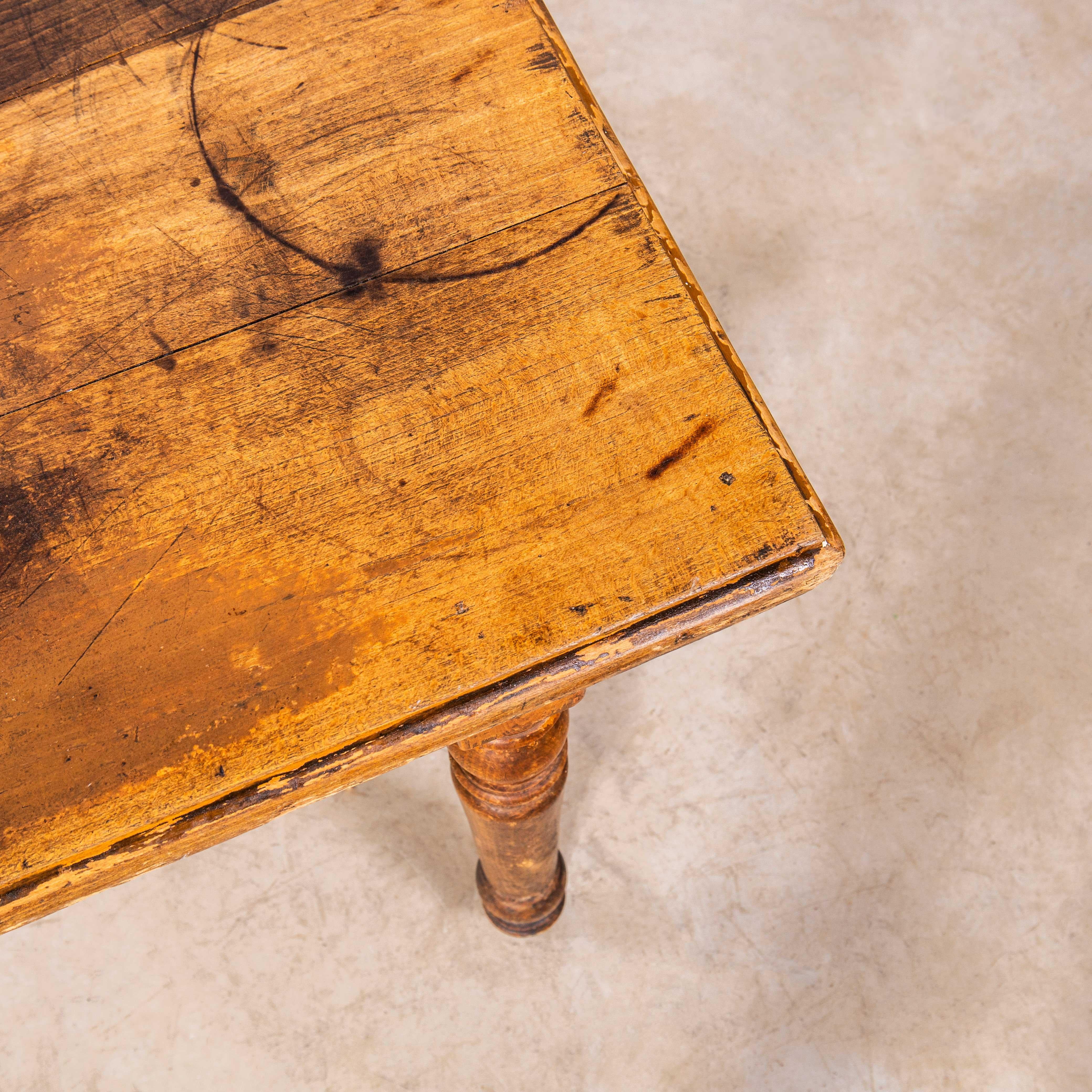 1940 Pequeña mesa de comedor de cocina francesa de madera de frutal con pata de carrete en Bueno estado para la venta en Hook, Hampshire