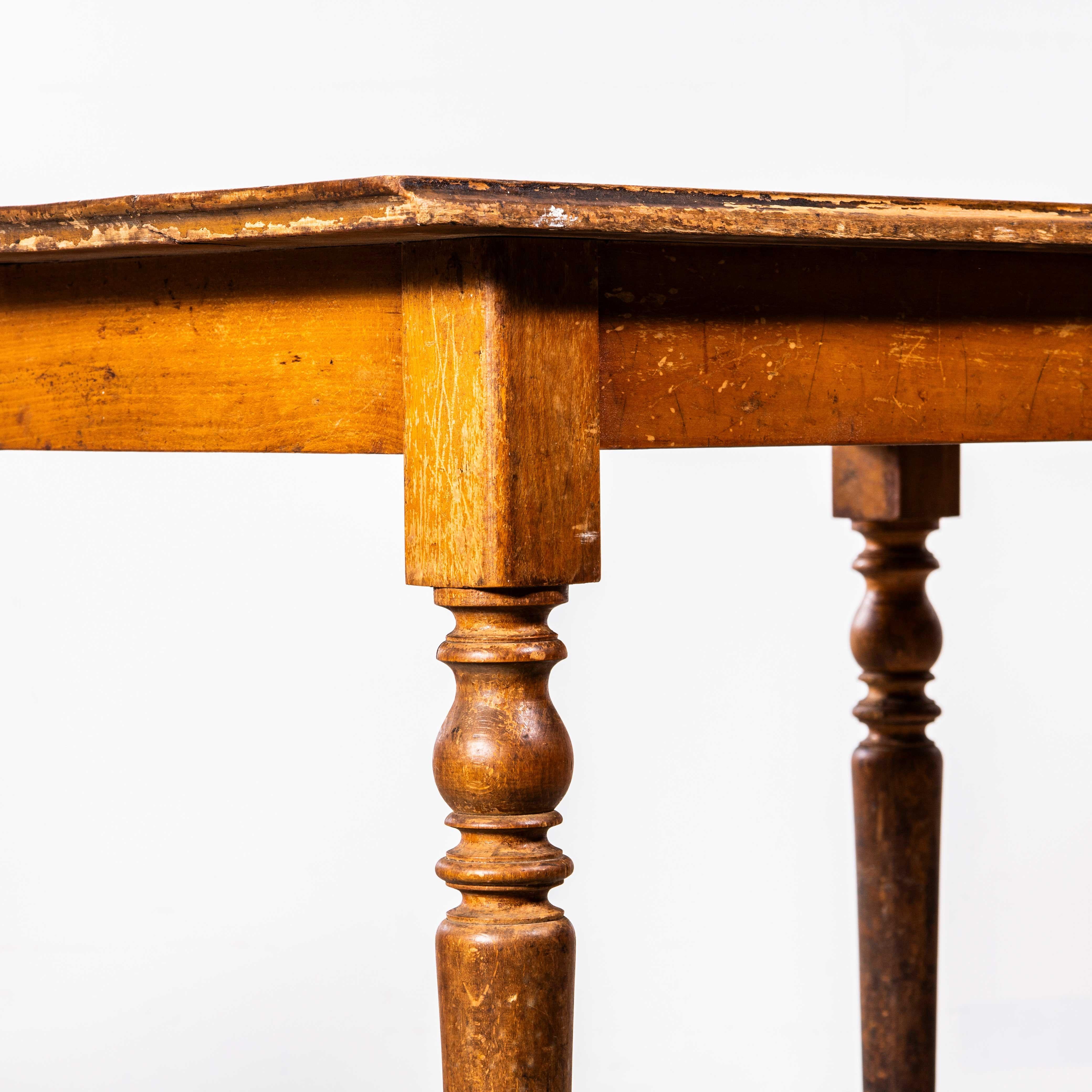 1940 Pequeña mesa de comedor de cocina francesa de madera de frutal con pata de carrete Madera frutal en venta