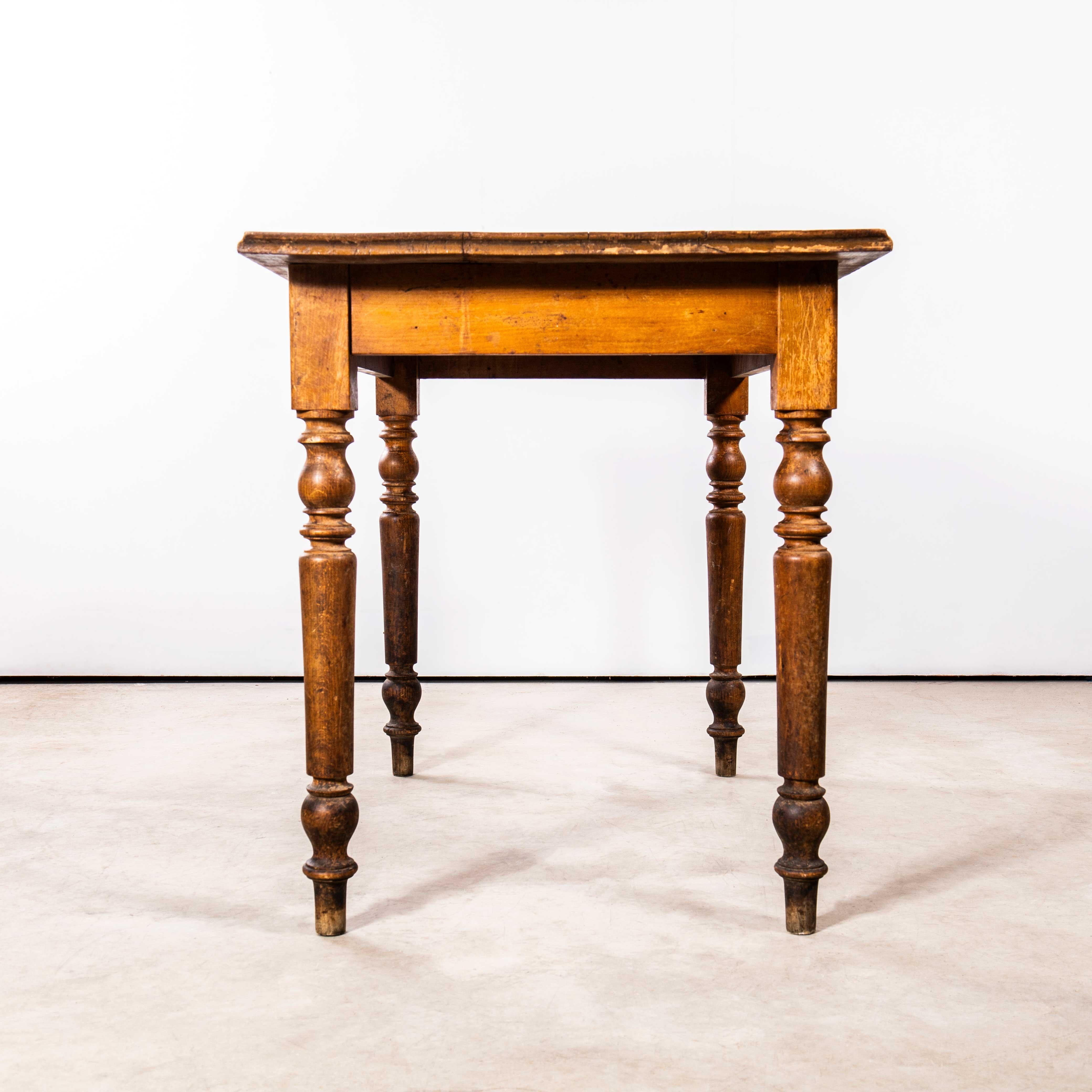 1940 Pequeña mesa de comedor de cocina francesa de madera de frutal con pata de carrete en venta 1