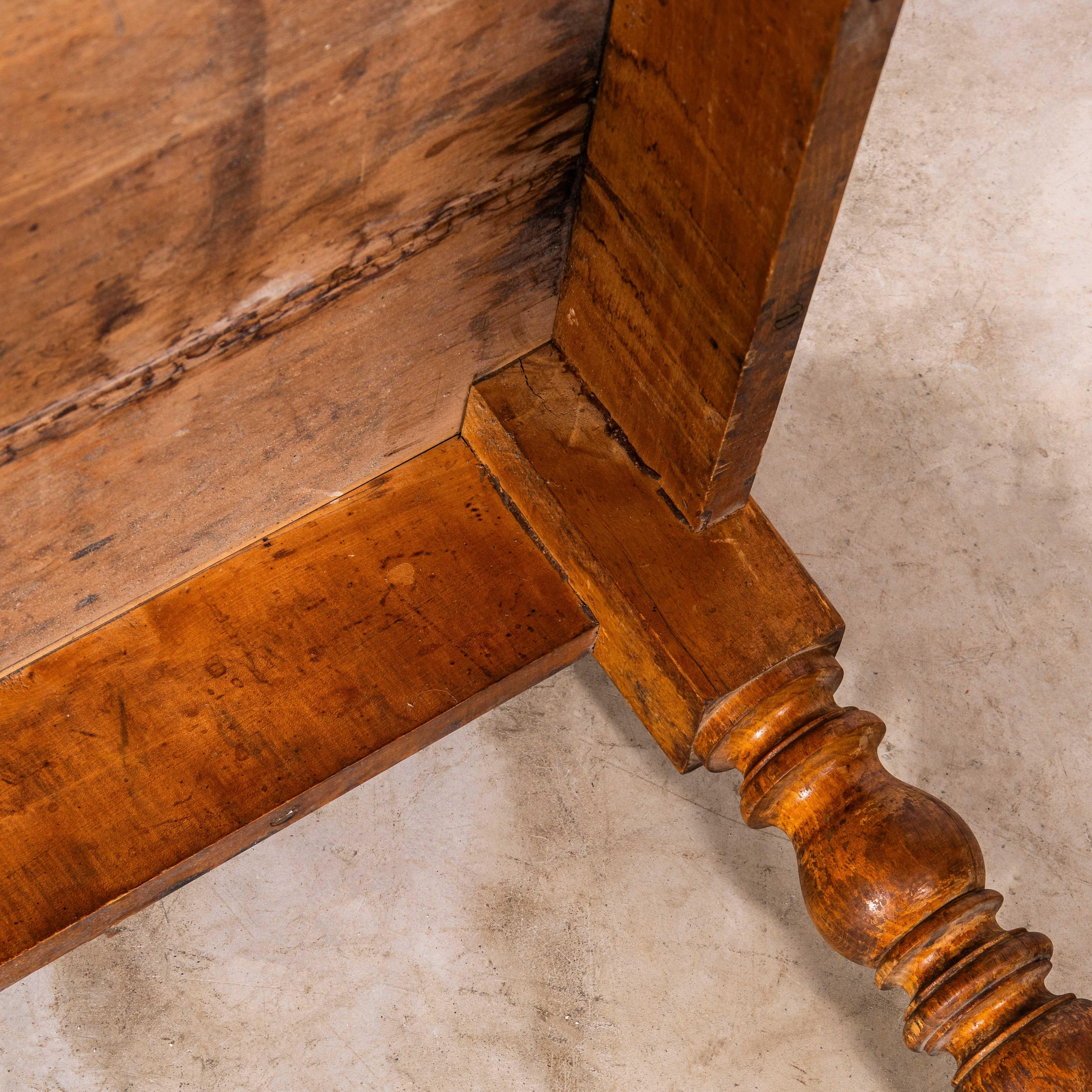 1940 Pequeña mesa de comedor de cocina francesa de madera de frutal con pata de carrete en venta 2
