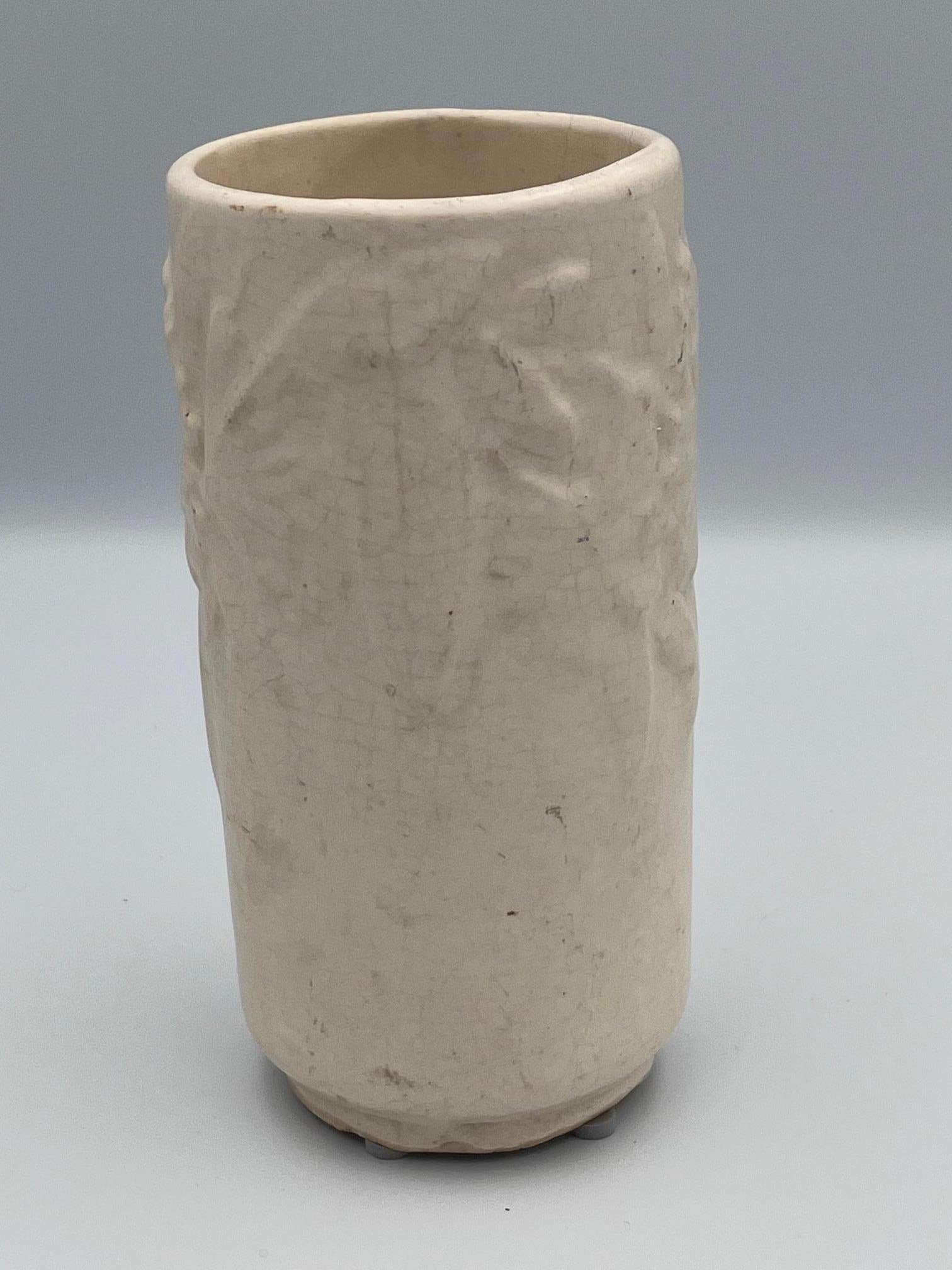 Art Déco Vaso in ceramica a farfalla McCoy piccolo del 1940, di colore bianco in vendita