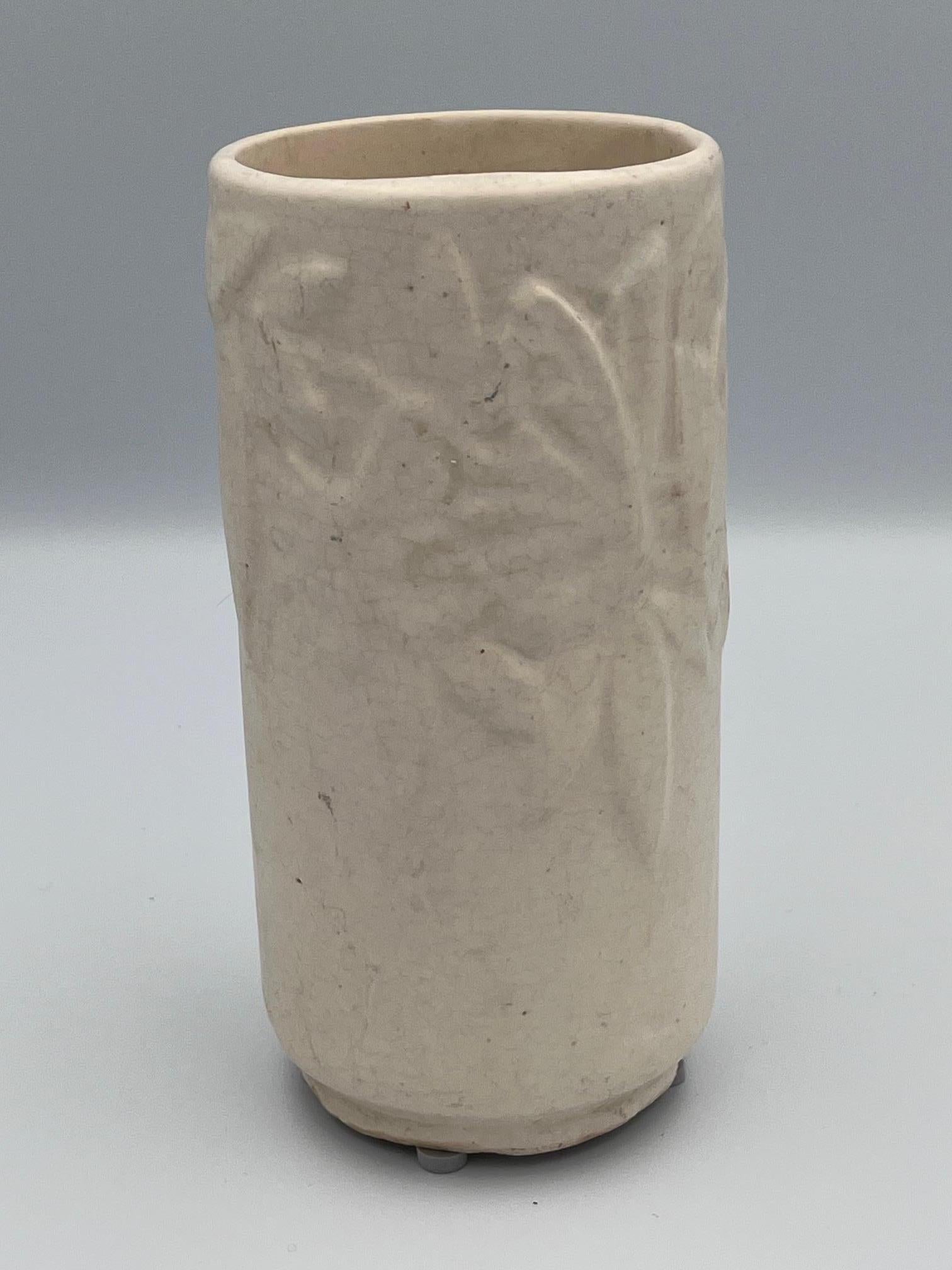 Americano Vaso in ceramica a farfalla McCoy piccolo del 1940, di colore bianco in vendita