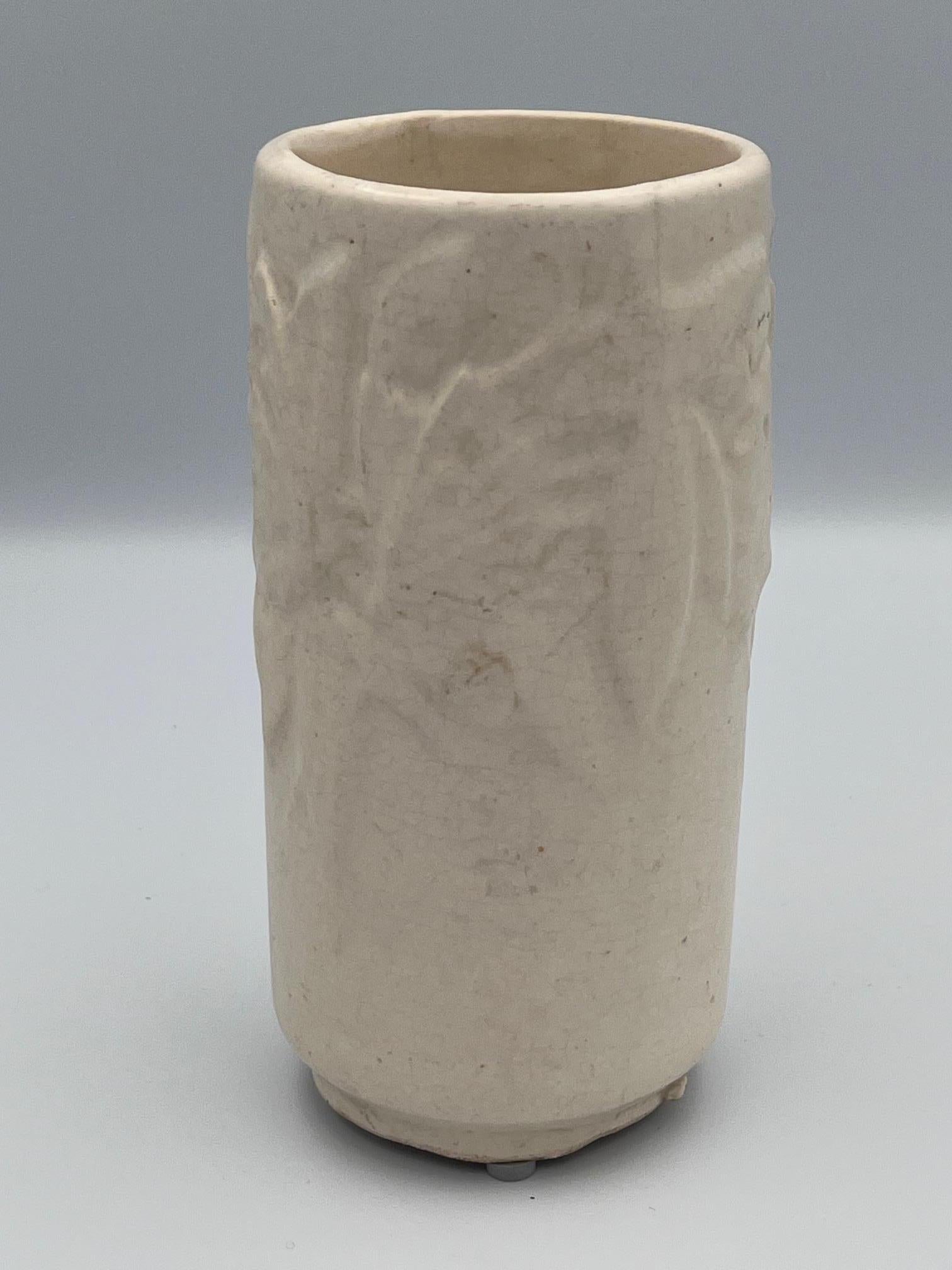 Smaltato Vaso in ceramica a farfalla McCoy piccolo del 1940, di colore bianco in vendita