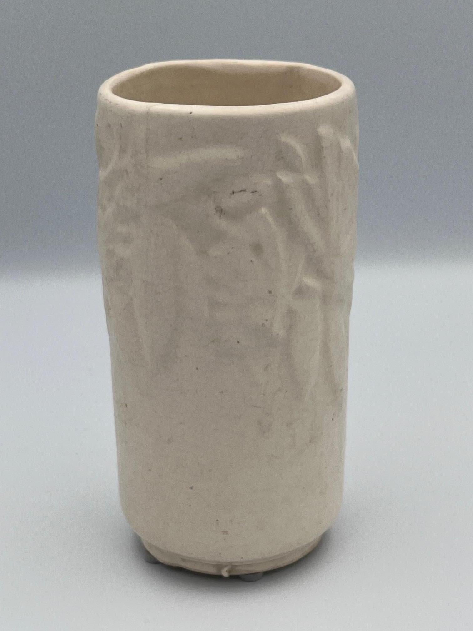 Vaso in ceramica a farfalla McCoy piccolo del 1940, di colore bianco In condizioni buone in vendita a Red Lion, PA