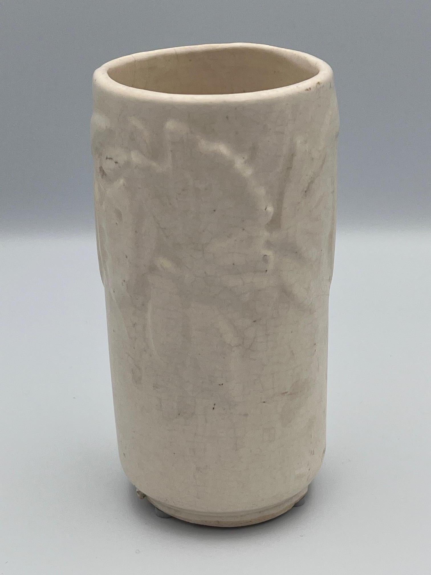Metà XX secolo Vaso in ceramica a farfalla McCoy piccolo del 1940, di colore bianco in vendita