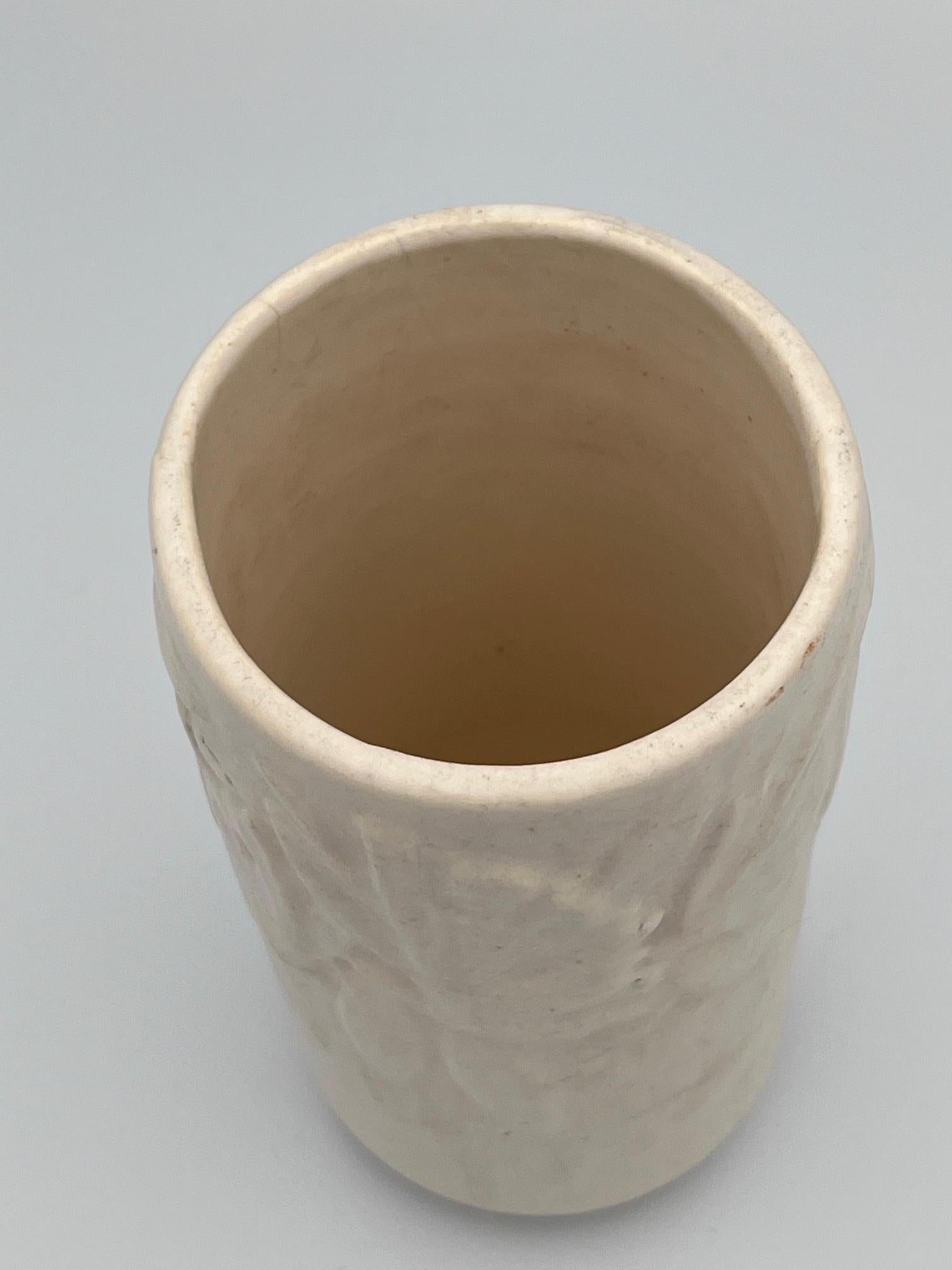 Vaso in ceramica a farfalla McCoy piccolo del 1940, di colore bianco in vendita 1