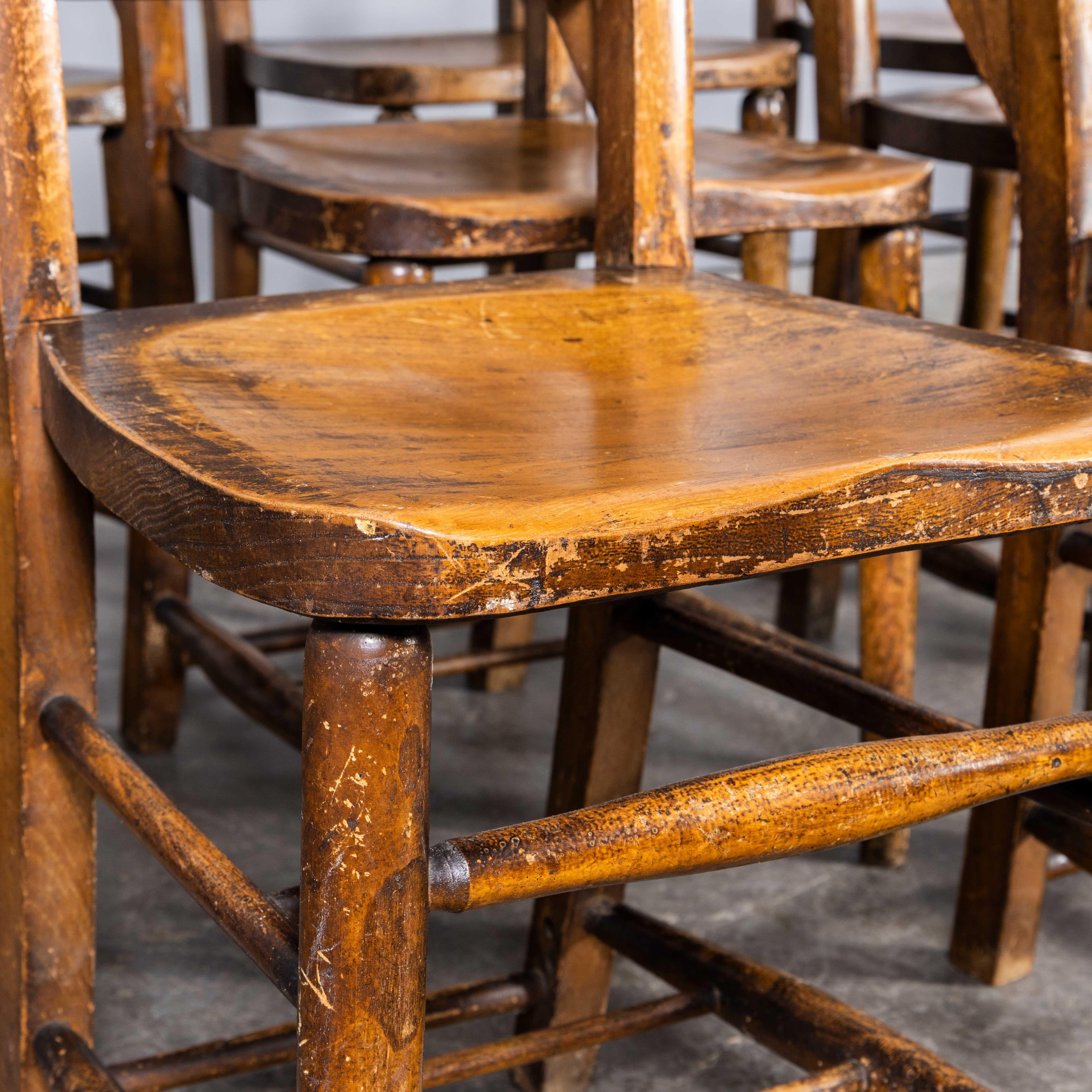 1940's Solid Ash Church's - Chapel Dining Chairs - Gute Menge verfügbar
1940's Solid Ash Church's - Chapel Dining Chairs - Gute Menge verfügbar. England kann auf ein reiches Erbe in der Stuhlherstellung verweisen. Auf dem Höhepunkt der Produktion um