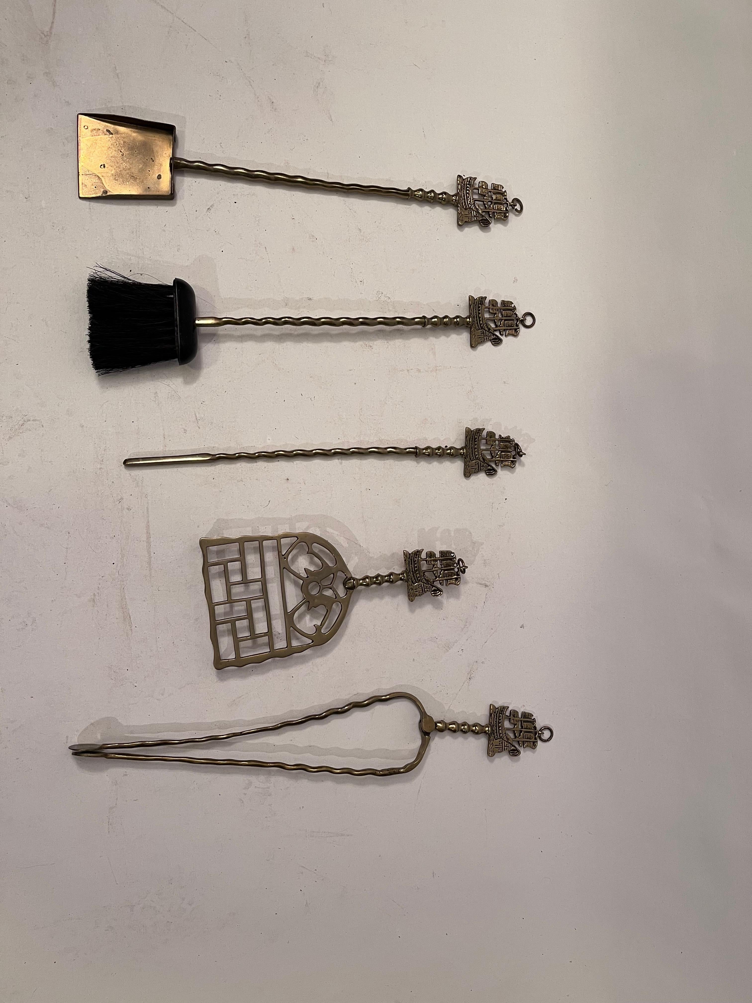 Set d'outils de cheminée Don Fernando pour bateau en laiton massif des années 1940 en vente 4