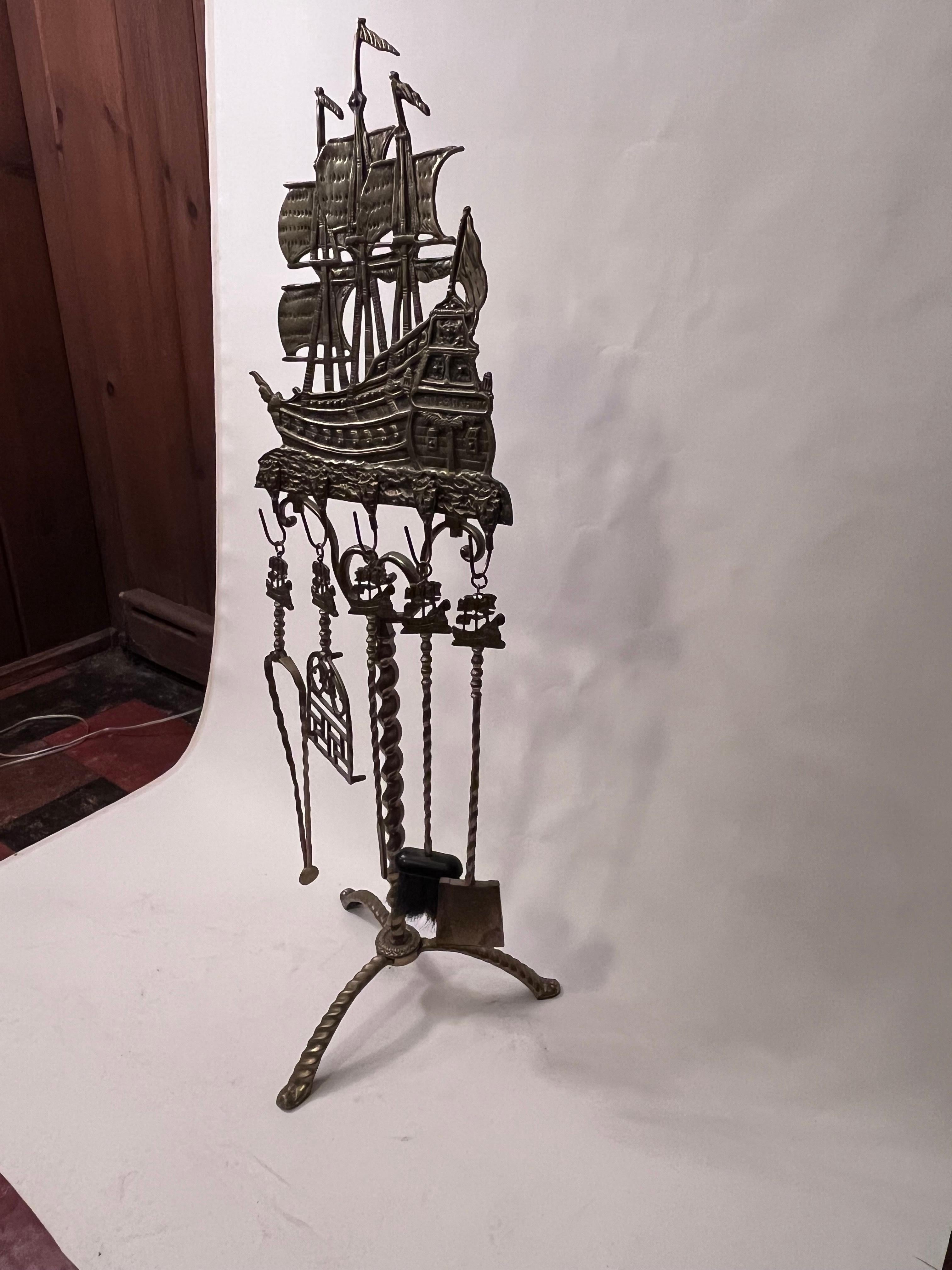 Cet exceptionnel ensemble d'outils de cheminée en laiton massif des années 1940 se distingue par une représentation de profil du navire Don Fernando, un motif inspiré de plusieurs navires du XIXe siècle et du début du XXe siècle qui portaient ce