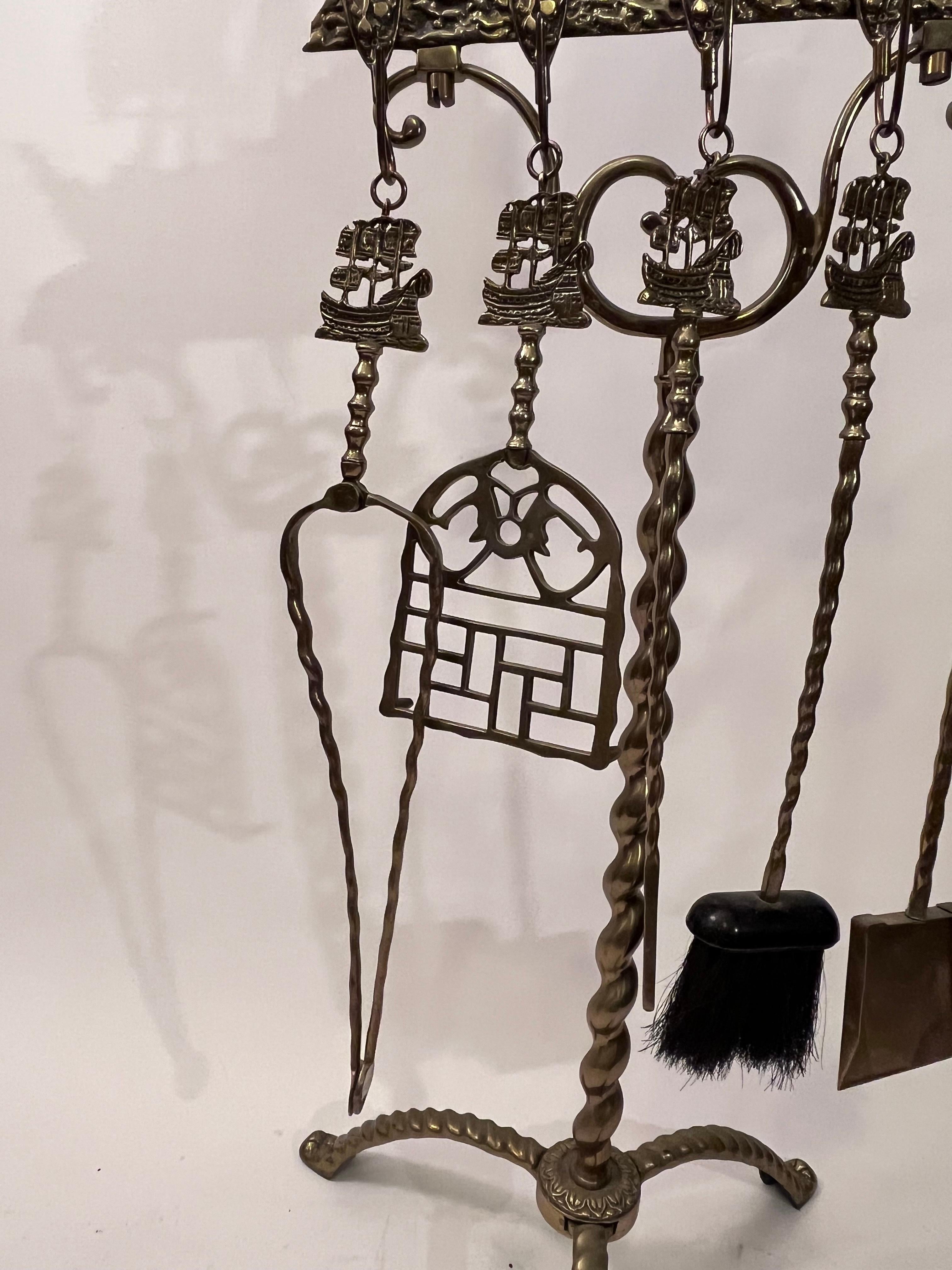 Milieu du XXe siècle Set d'outils de cheminée Don Fernando pour bateau en laiton massif des années 1940 en vente