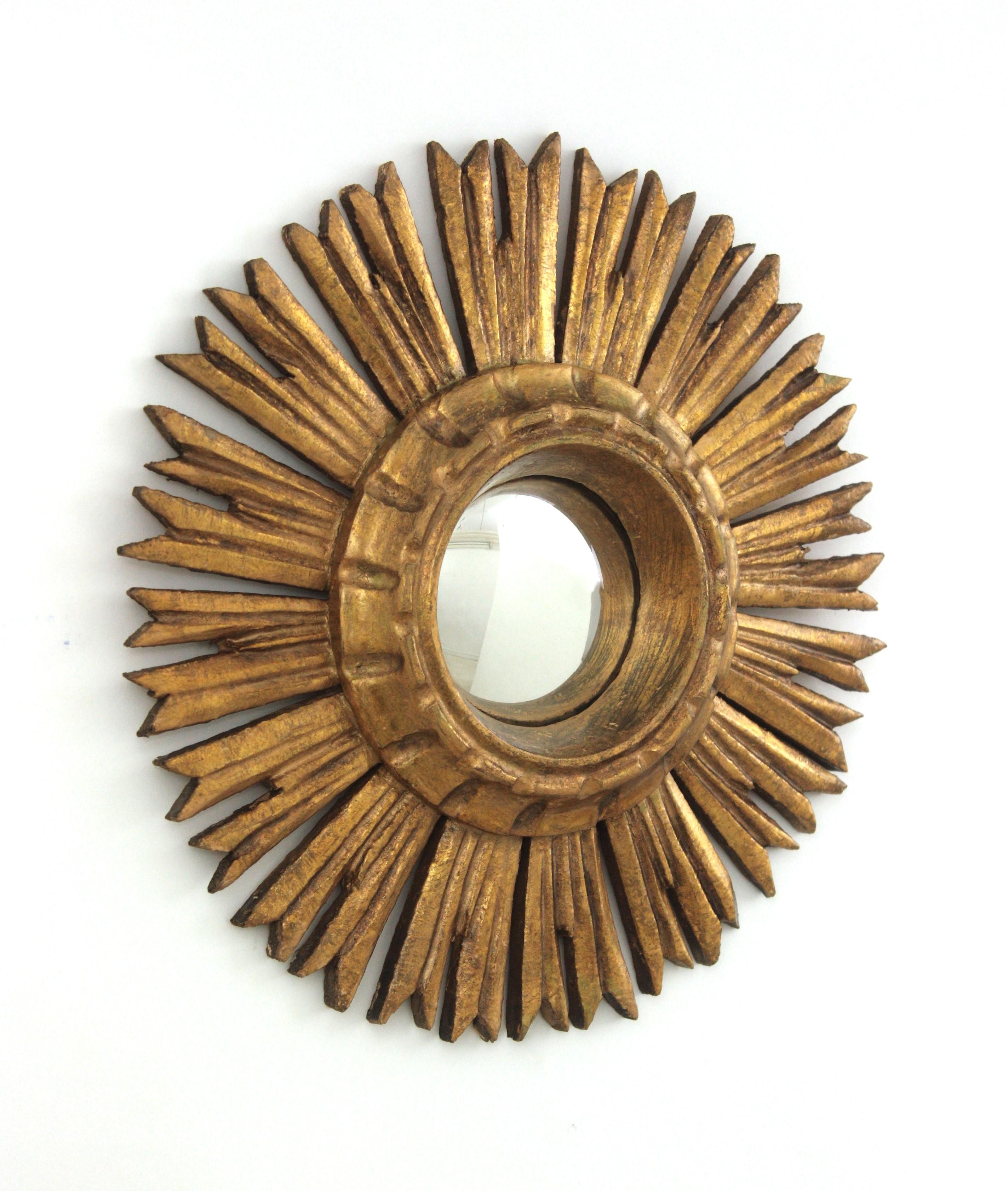 1940s Spanish Baroque Giltwood Sunburst Mirror with Convex Glass In Good Condition For Sale In Barcelona, ES