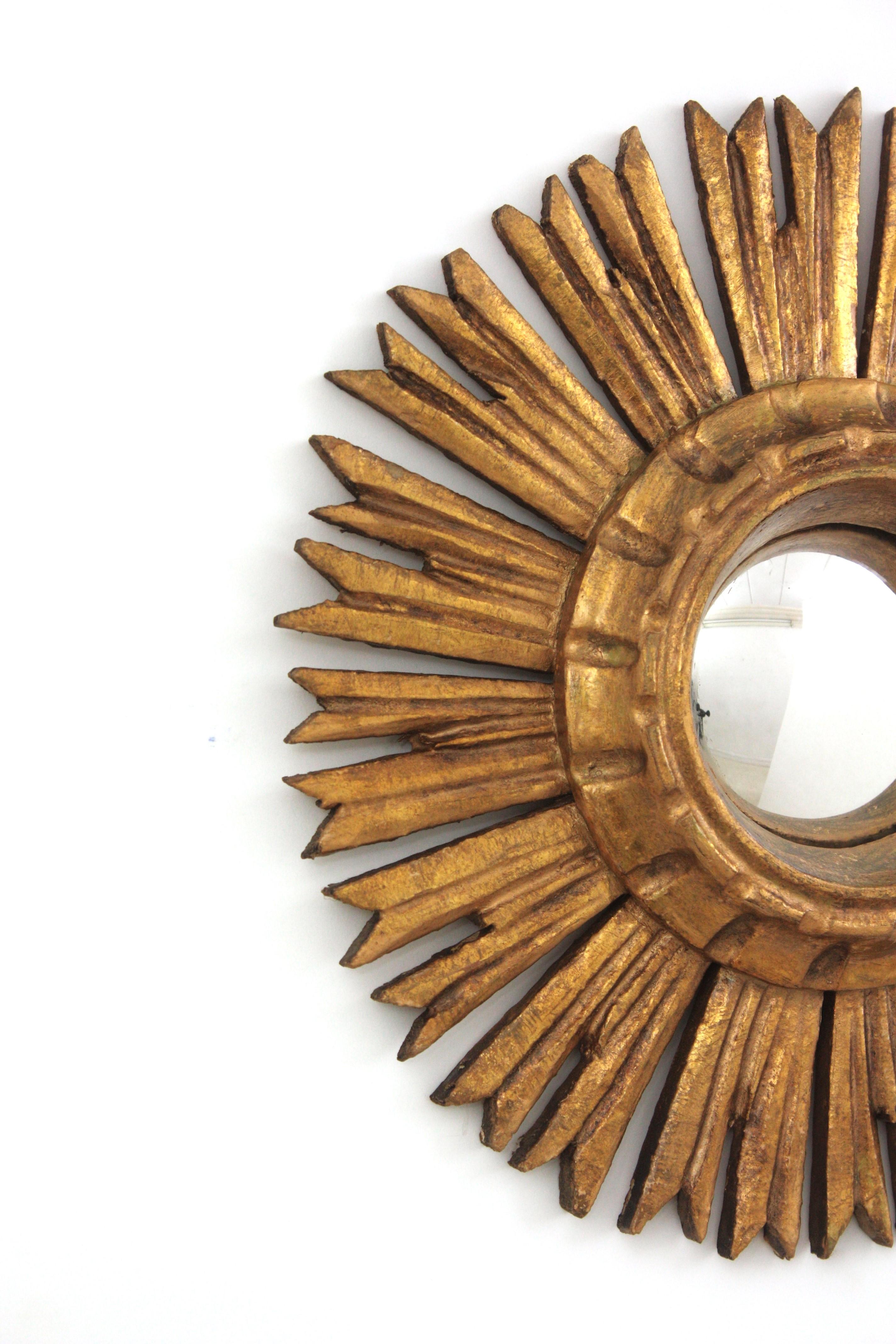 1940s Spanish Baroque Giltwood Sunburst Mirror with Convex Glass For Sale 1