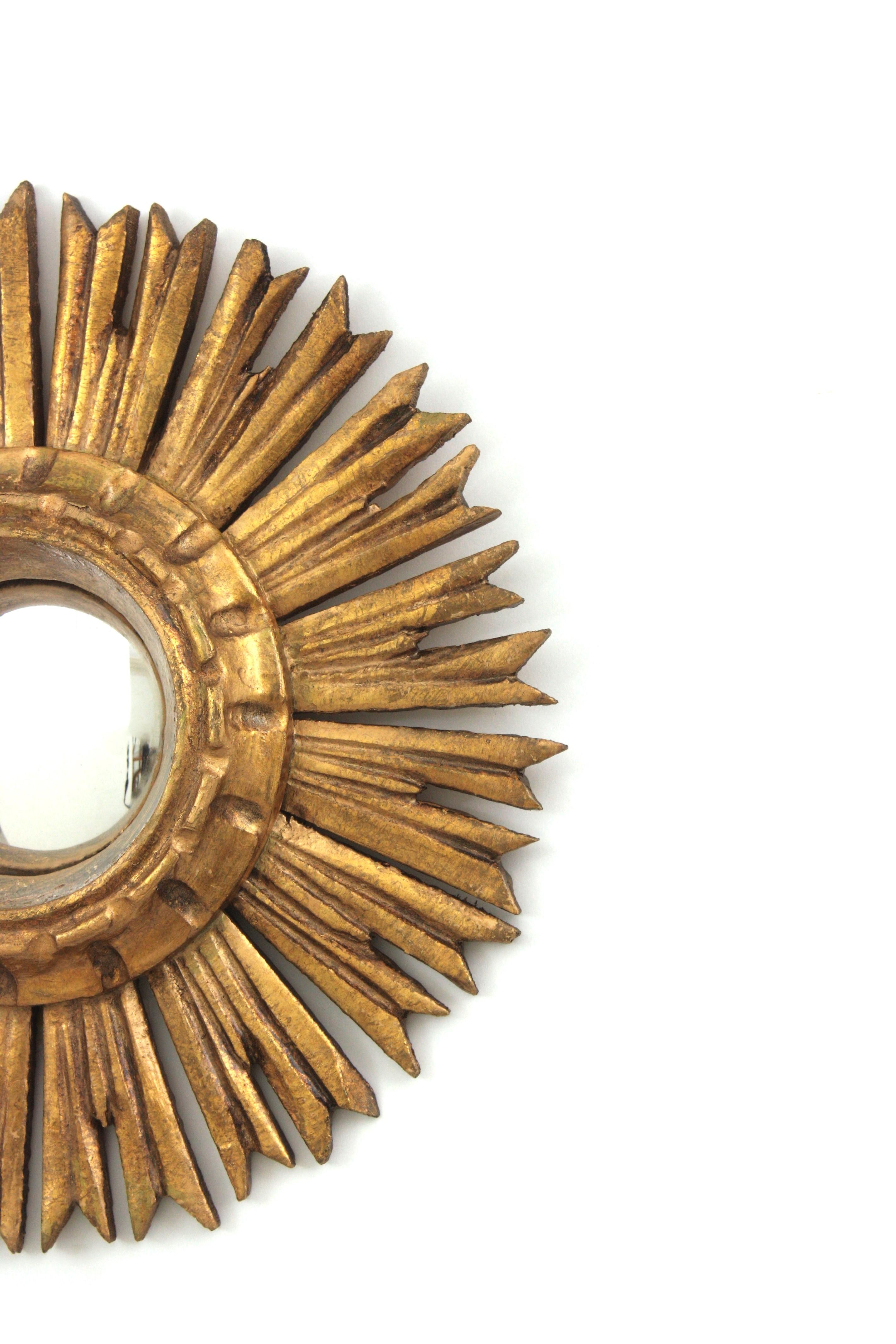 1940s Spanish Baroque Giltwood Sunburst Mirror with Convex Glass For Sale 2