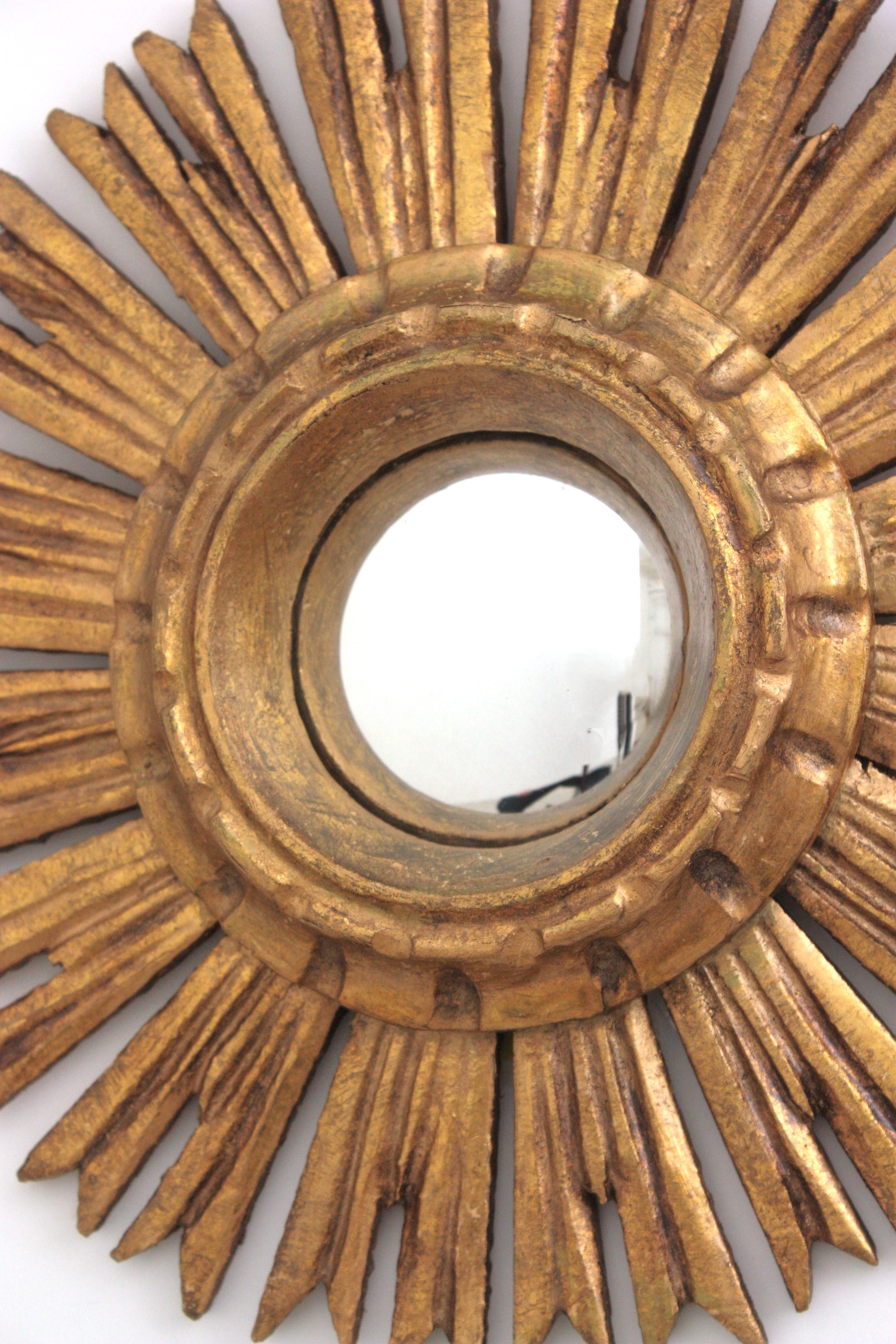 1940s Spanish Baroque Giltwood Sunburst Mirror with Convex Glass For Sale 3