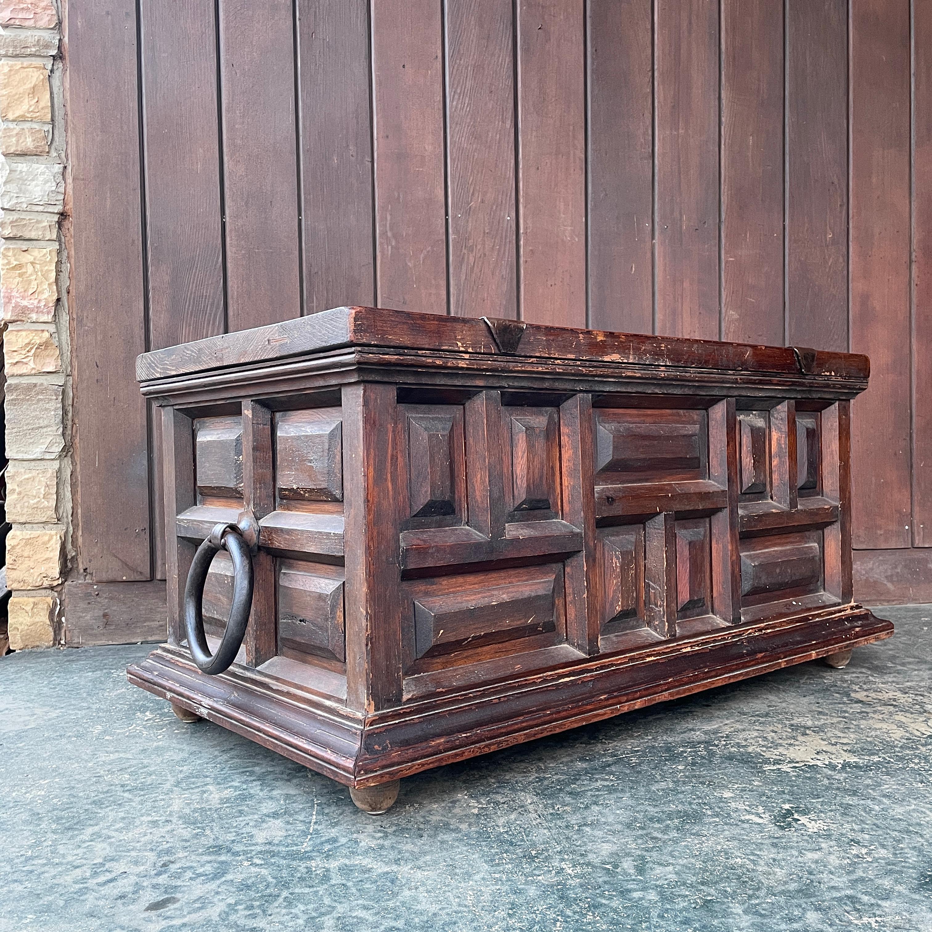 1940s Spanish Baroque style Trunk Vintage Mid-Century Old Hollywood Mansion In Fair Condition For Sale In Hyattsville, MD