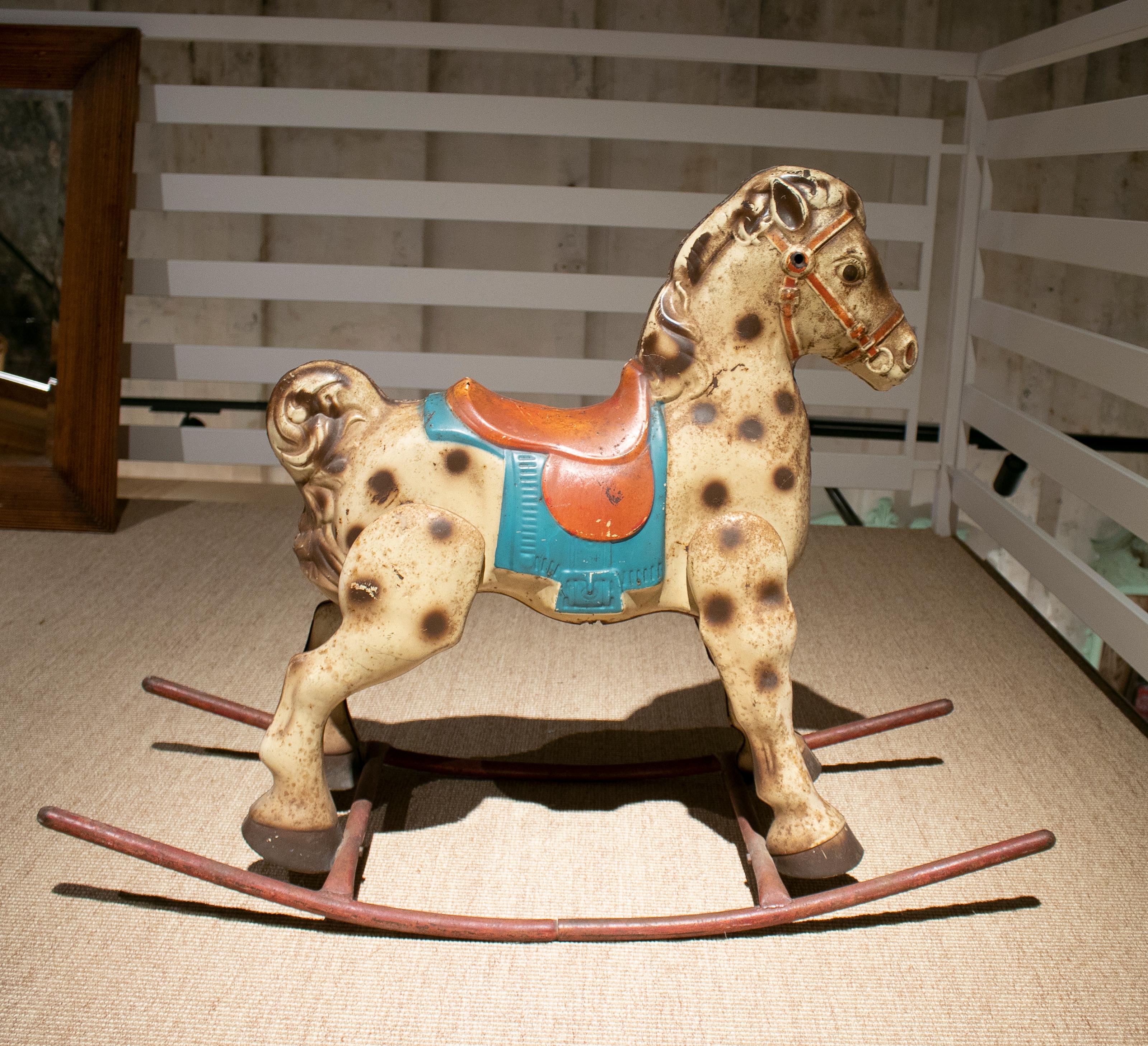 Vieux cheval à bascule espagnol des années 1940, jouet en métal pour enfants.

 