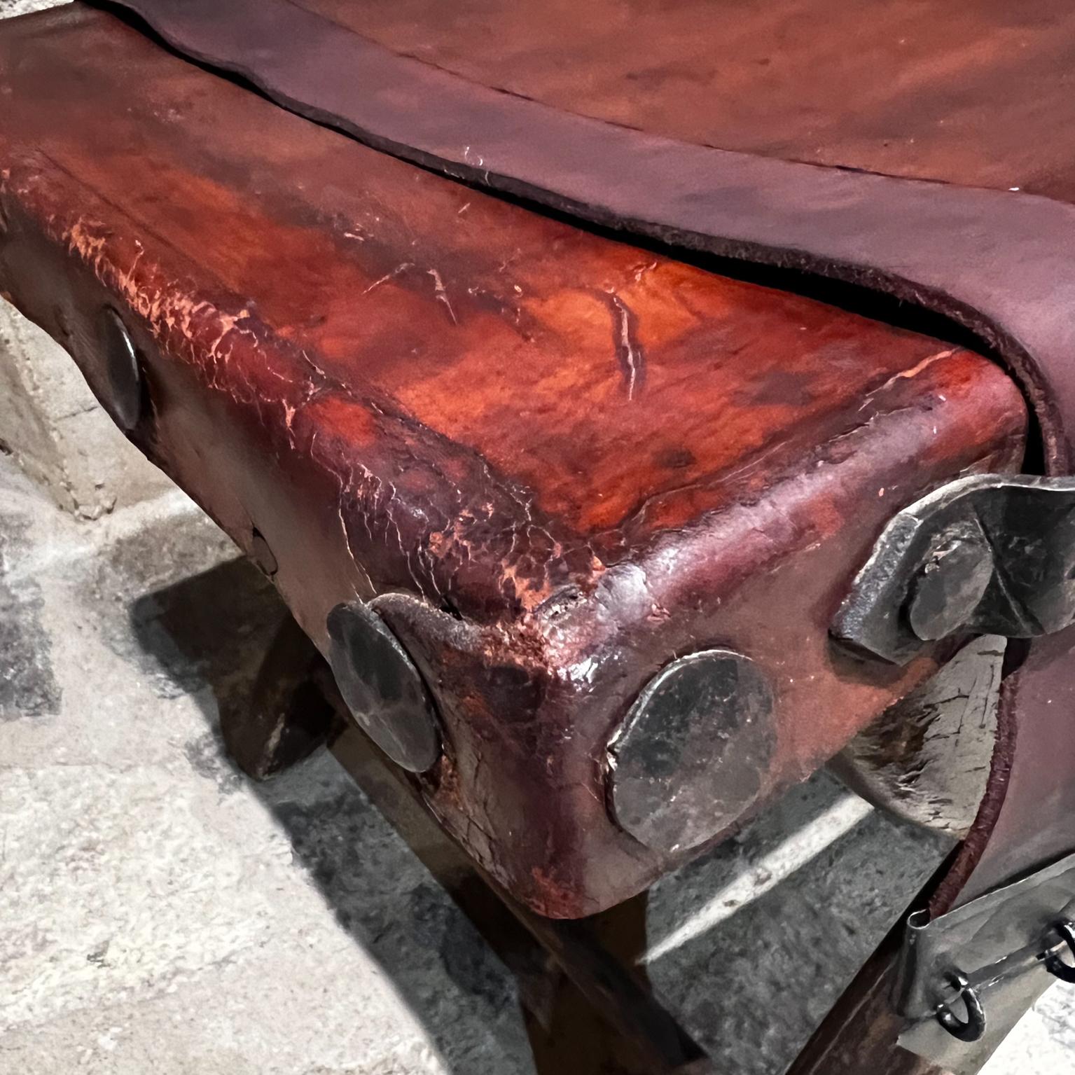 1940s Spanish Colonial Curule Miguelito Medallion Stool Leather and Mahogany In Good Condition For Sale In Chula Vista, CA