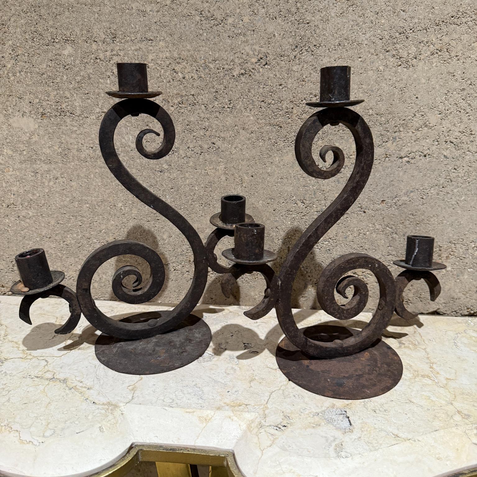 Candelabri a tre bracci in ferro forgiato spagnolo degli anni '40 a forma di voluta rustica
Set di due candelabri del 1940 circa in stile Coloni spagnolo
11,25 H. x 9,75 L. x 5,75 di diametro
Condizioni originali d'epoca non restaurate. Patina