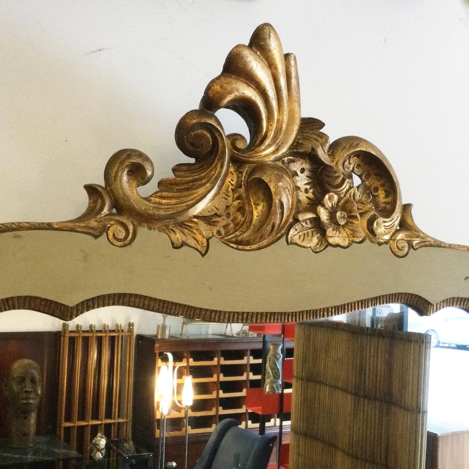 Néo-rococo Miroir doré des années 1940  en vente