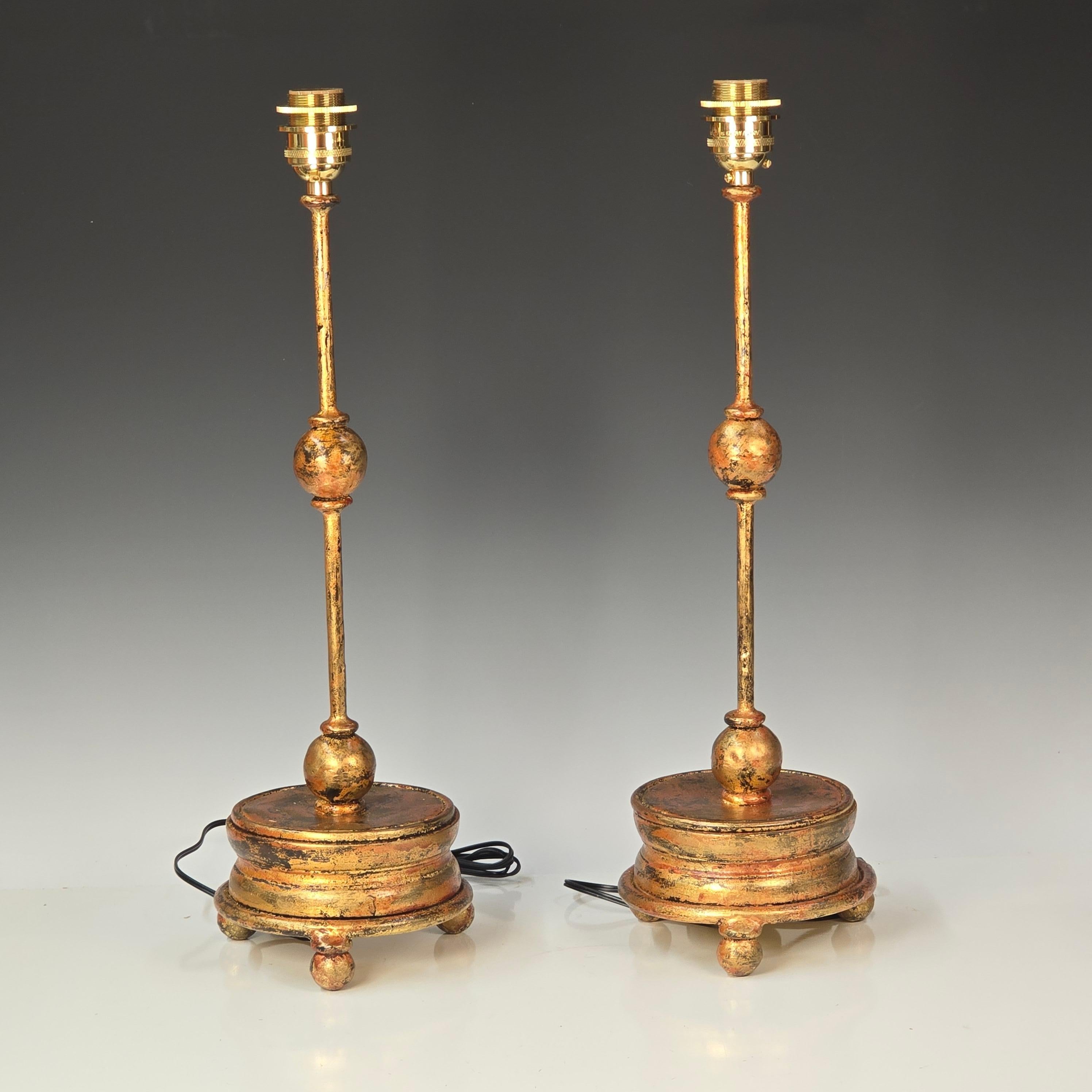 Un par de lámparas españolas de hierro dorado de la década de 1940, de bellas proporciones, cuyos tallos atenuados y elementos esféricos apilados recuerdan el lenguaje escultórico asociado con Alberto Giacometti y los ateliers modernistas franceses