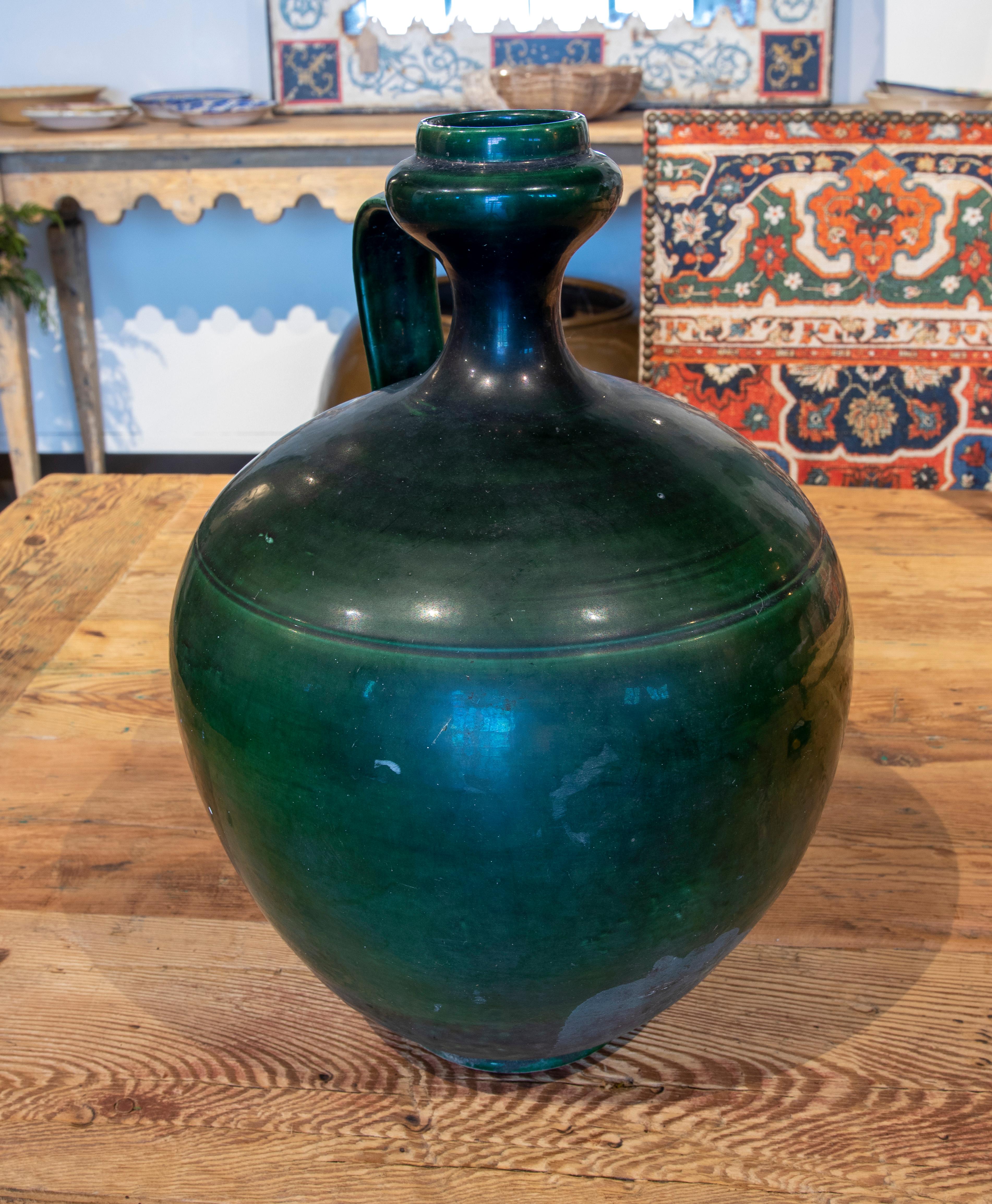 Vase en terre cuite émaillée verte 