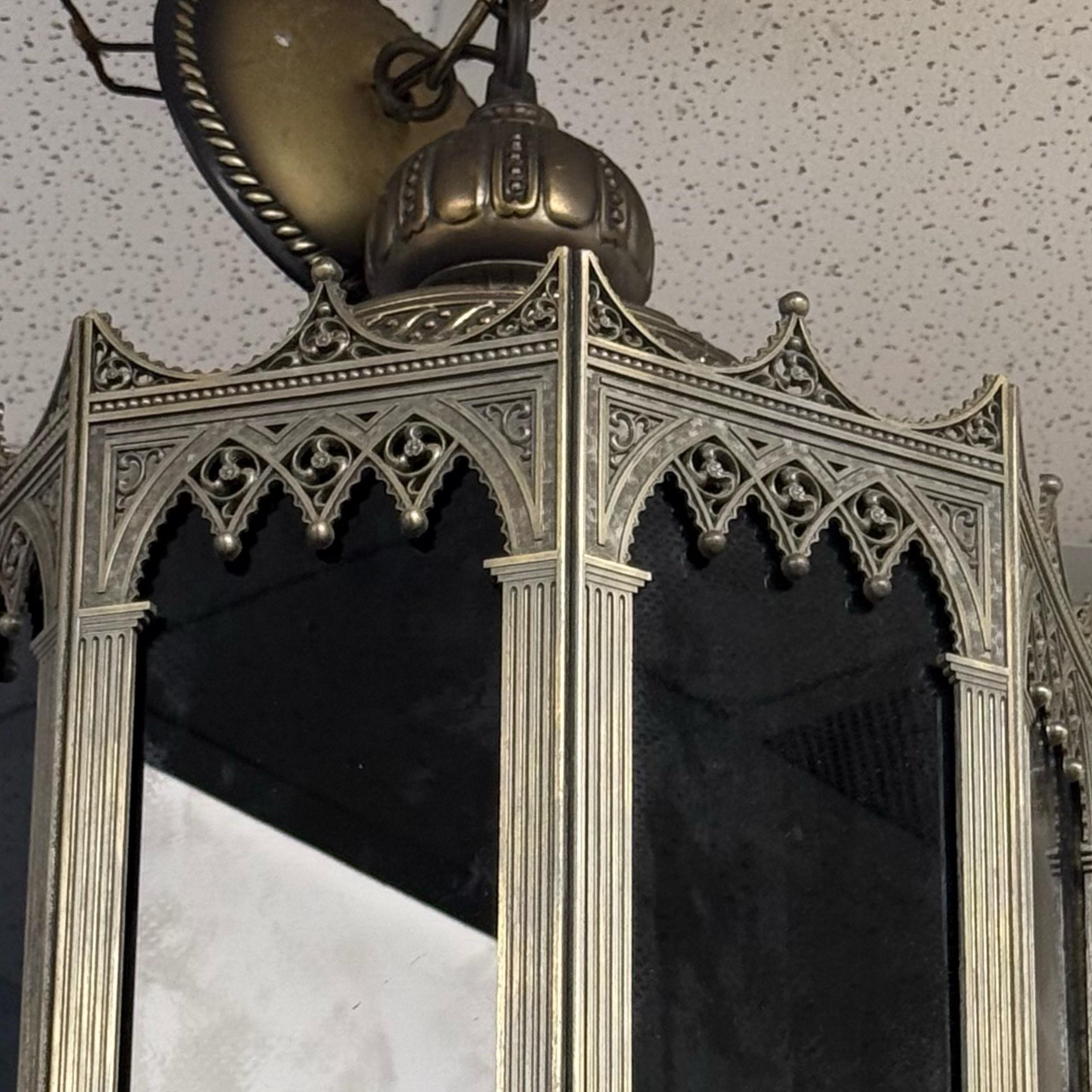 Magnifico lampadario a sospensione medievale della metà del XX secolo di Lightcraft of California, movimento Arts and Crafts, Gothic Revival. Questo pendente a 8 lati in ottone antico fuso, risalente al 1940 circa, presenta disegni di cattedrali e