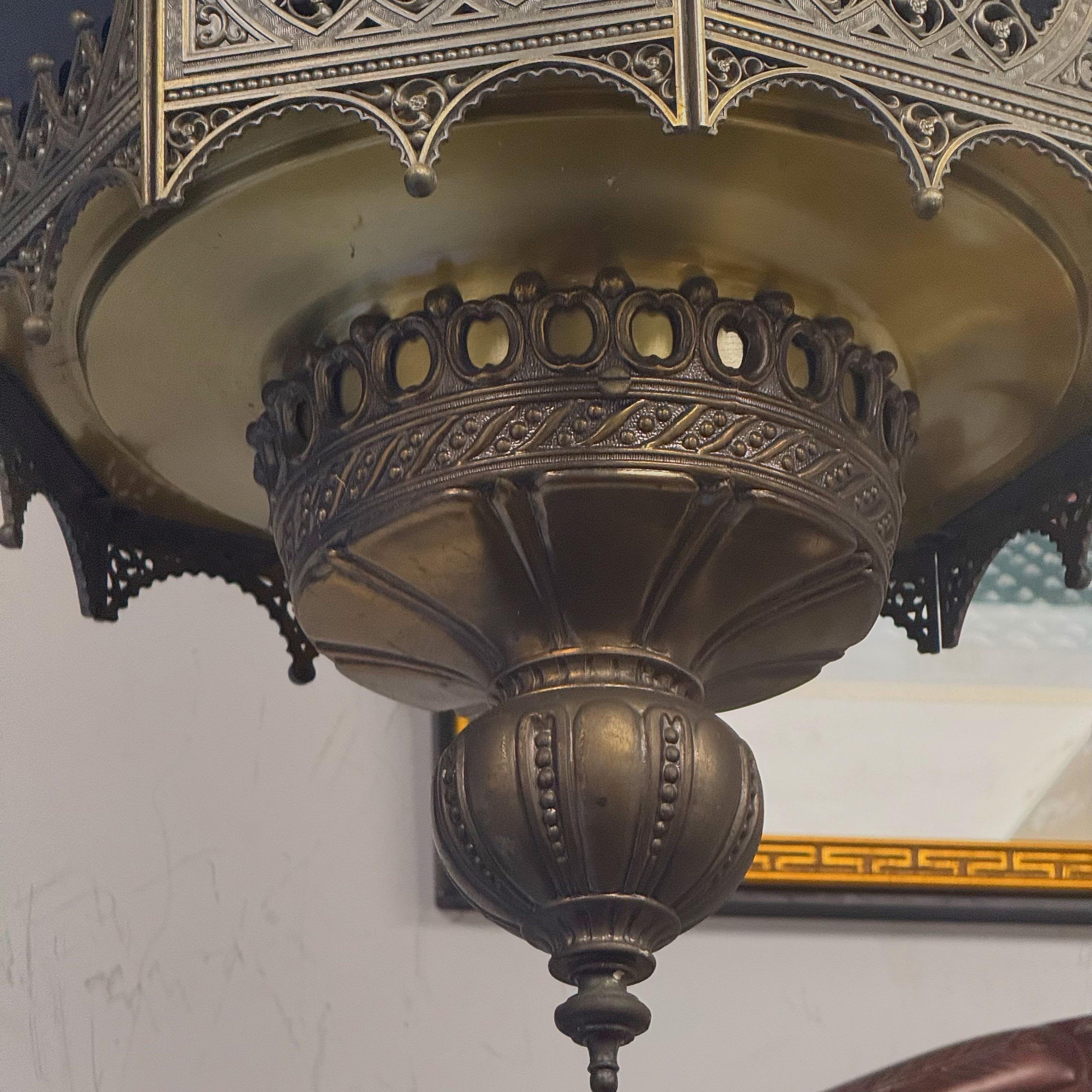 Neogotico Lampada a sospensione ottagonale di grandi dimensioni del 1940 in stile gotico/revival spagnolo in vendita