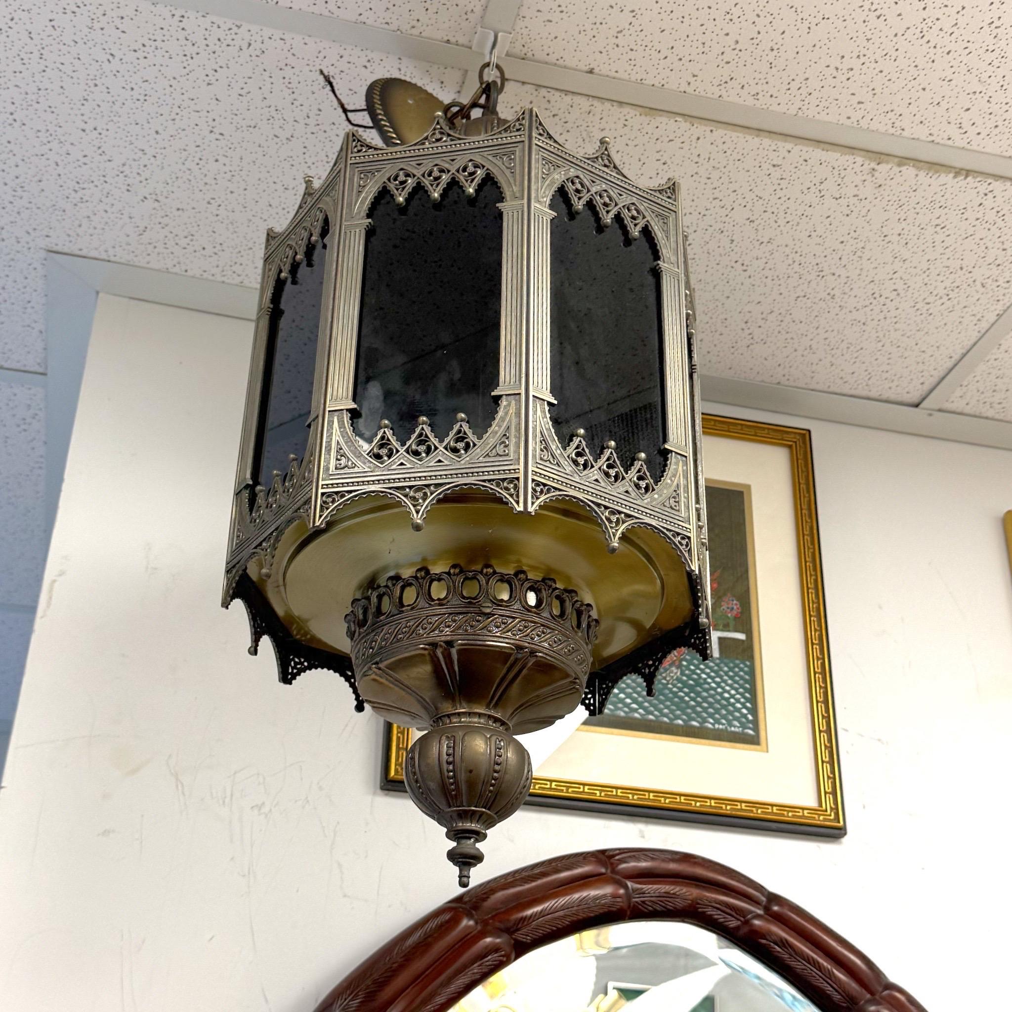Americano Lampada a sospensione ottagonale di grandi dimensioni del 1940 in stile gotico/revival spagnolo in vendita
