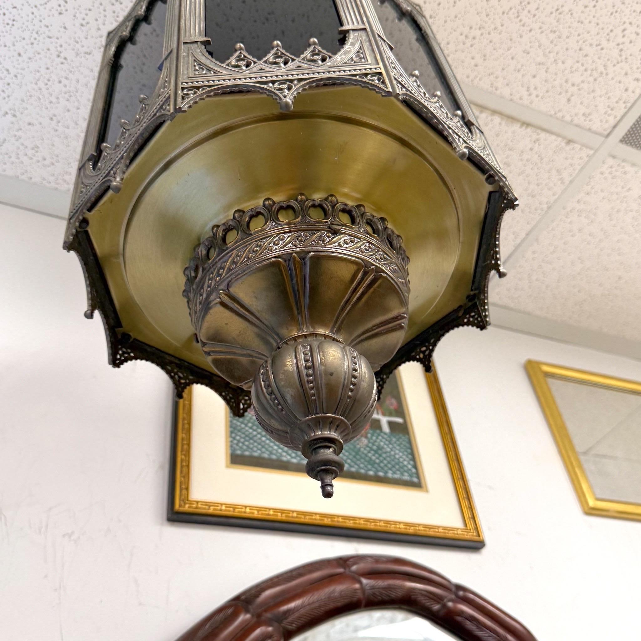 Metà XX secolo Lampada a sospensione ottagonale di grandi dimensioni del 1940 in stile gotico/revival spagnolo in vendita