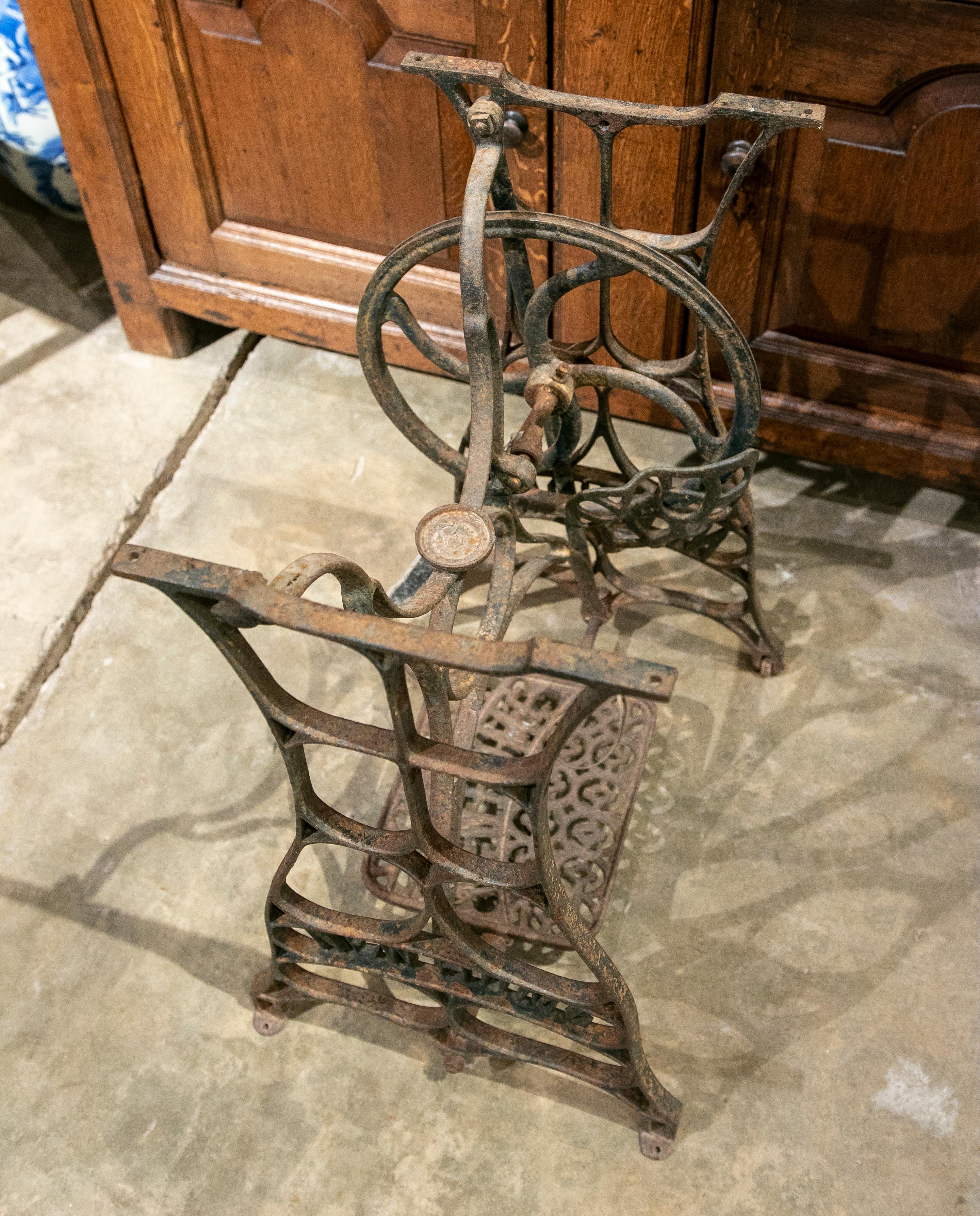 1940s Spanish Sewing Machine Iron Foot For Sale 10