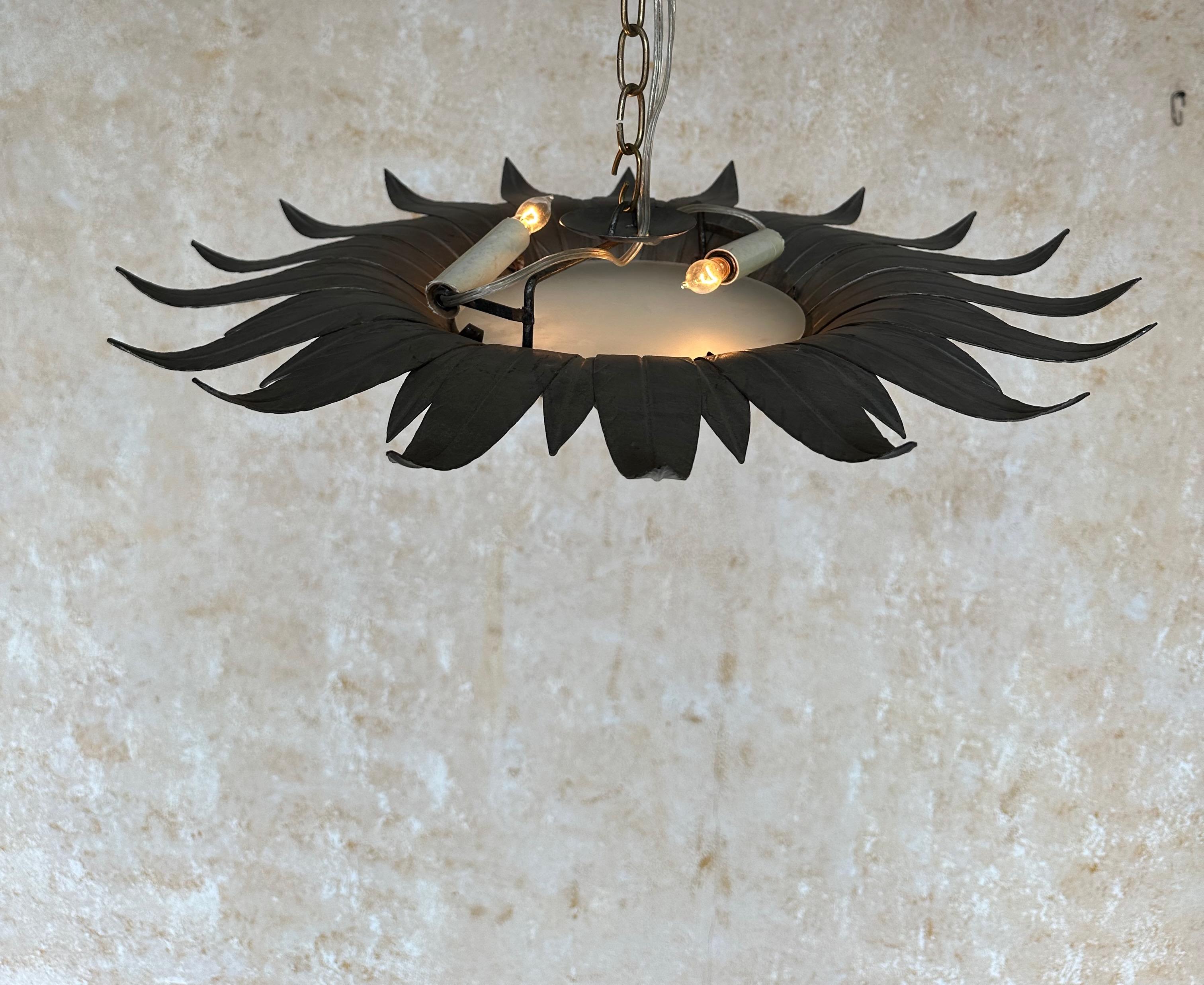 Plafonnier espagnol des années 1940 argenté Sunburst avec rehauts en or patiné en vente 5