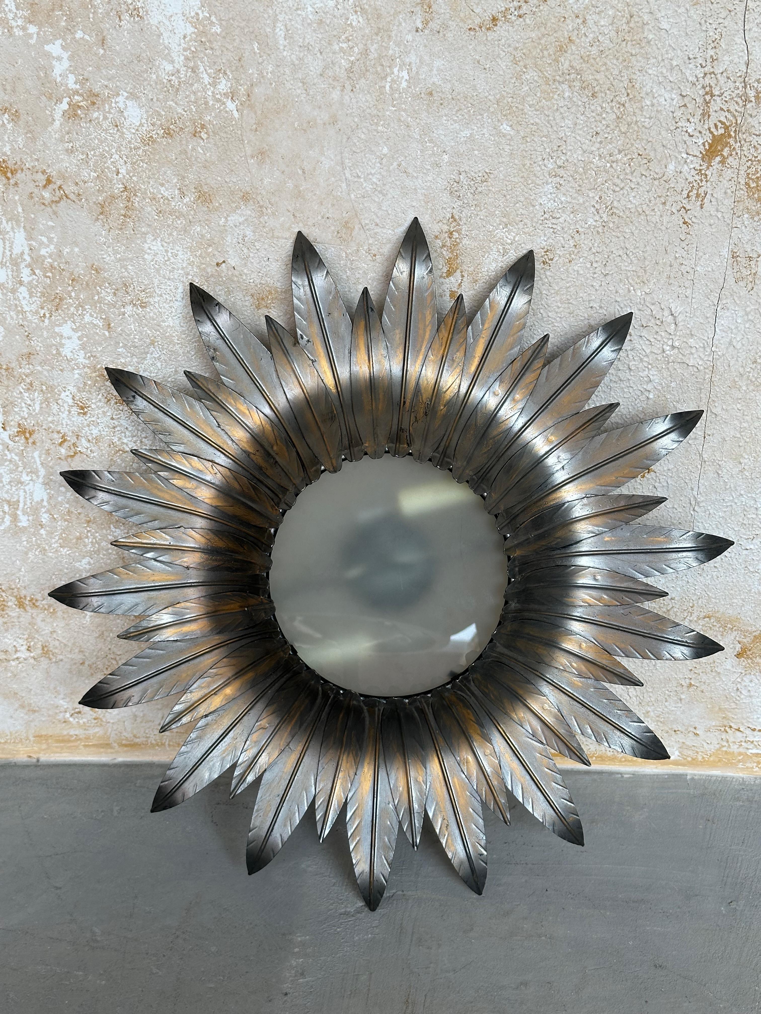 Mid-Century Modern Plafonnier espagnol des années 1940 argenté Sunburst avec rehauts en or patiné en vente