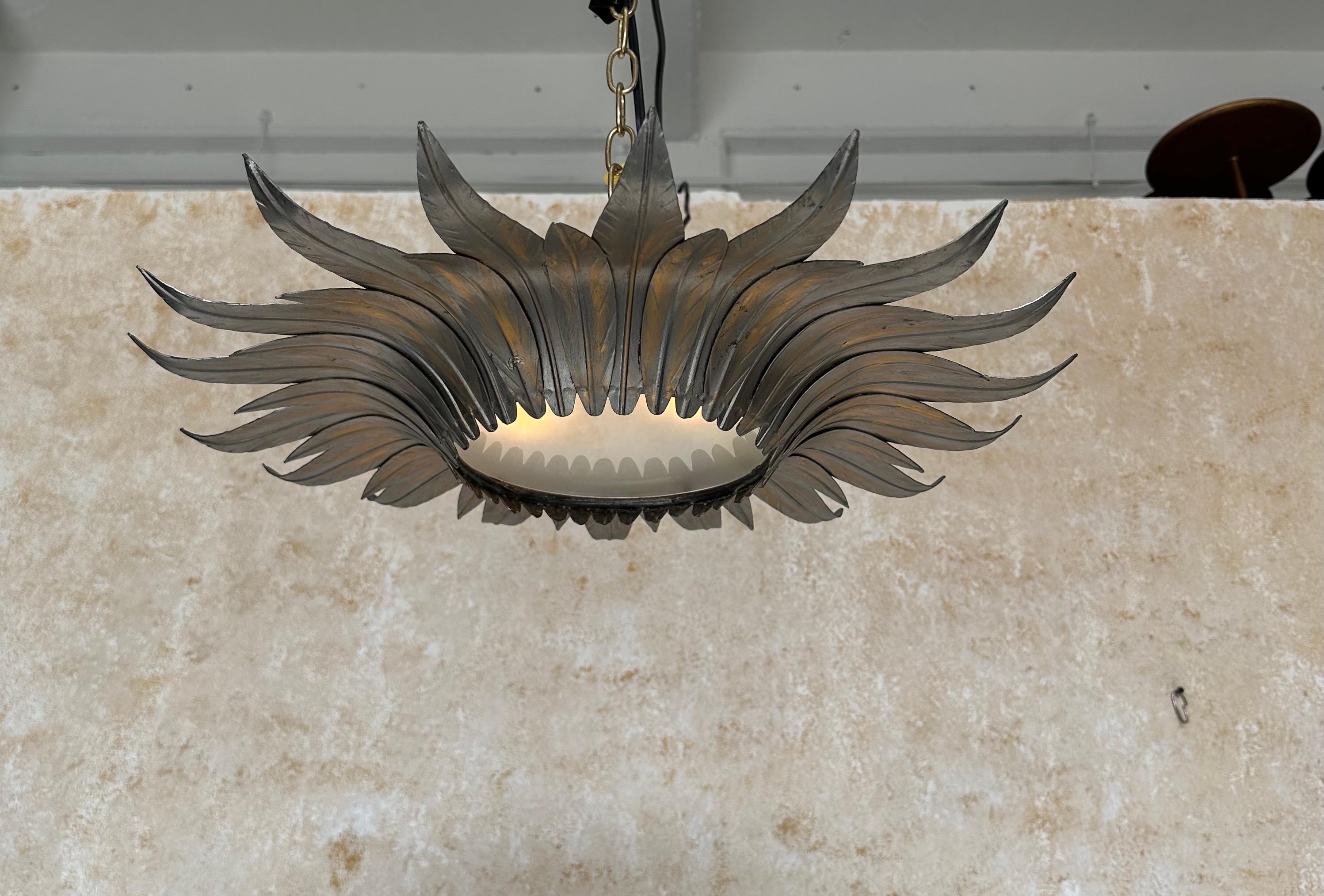 Espagnol Plafonnier espagnol des années 1940 argenté Sunburst avec rehauts en or patiné en vente