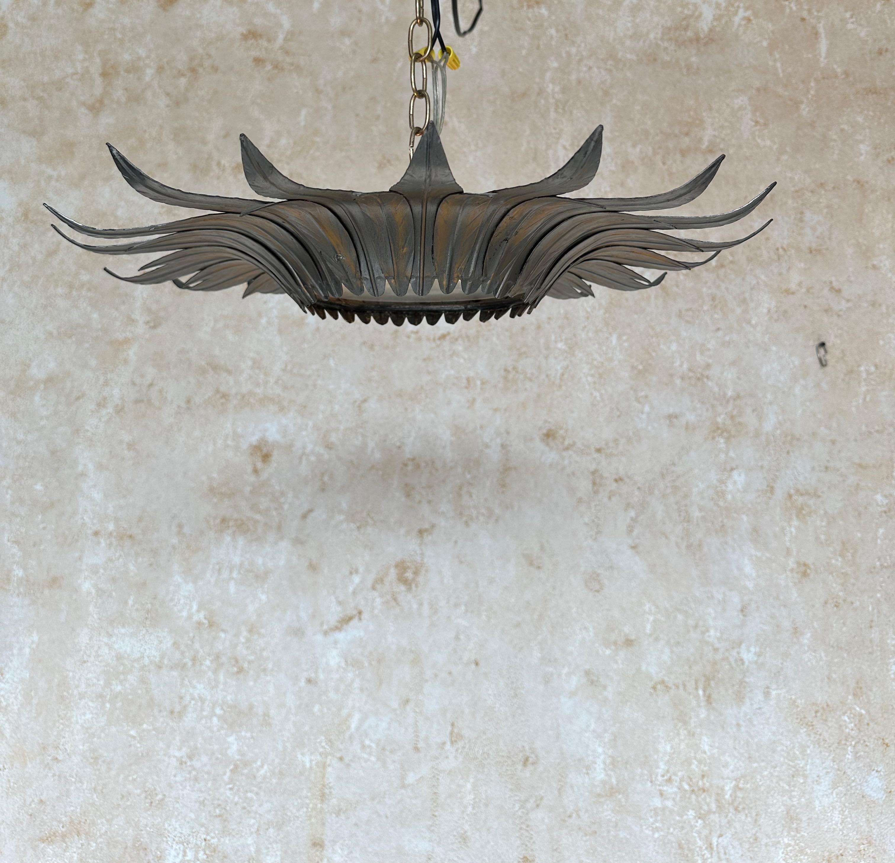 Argenté Plafonnier espagnol des années 1940 argenté Sunburst avec rehauts en or patiné en vente
