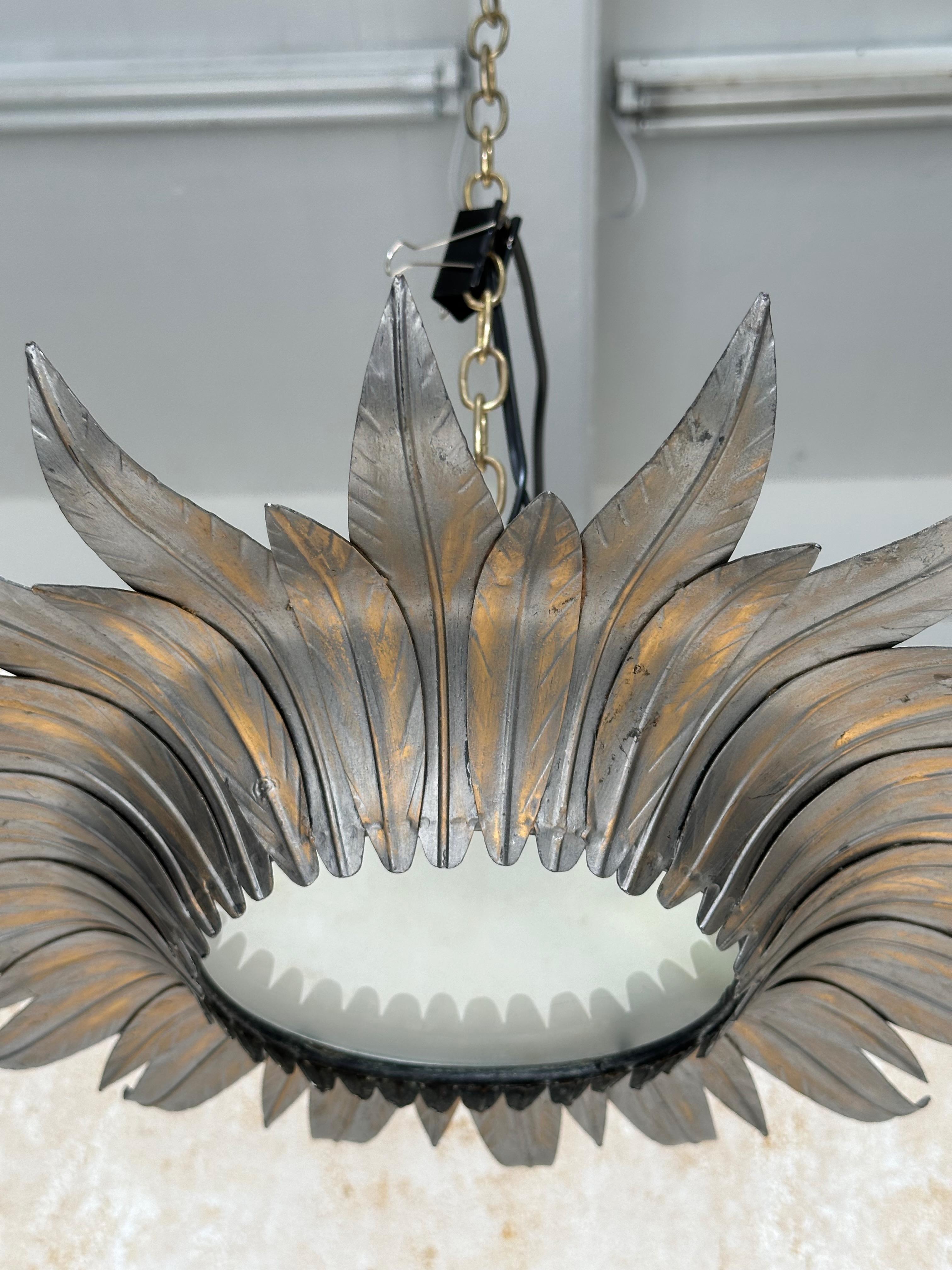 Plafonnier espagnol des années 1940 argenté Sunburst avec rehauts en or patiné Bon état - En vente à Buchanan, NY