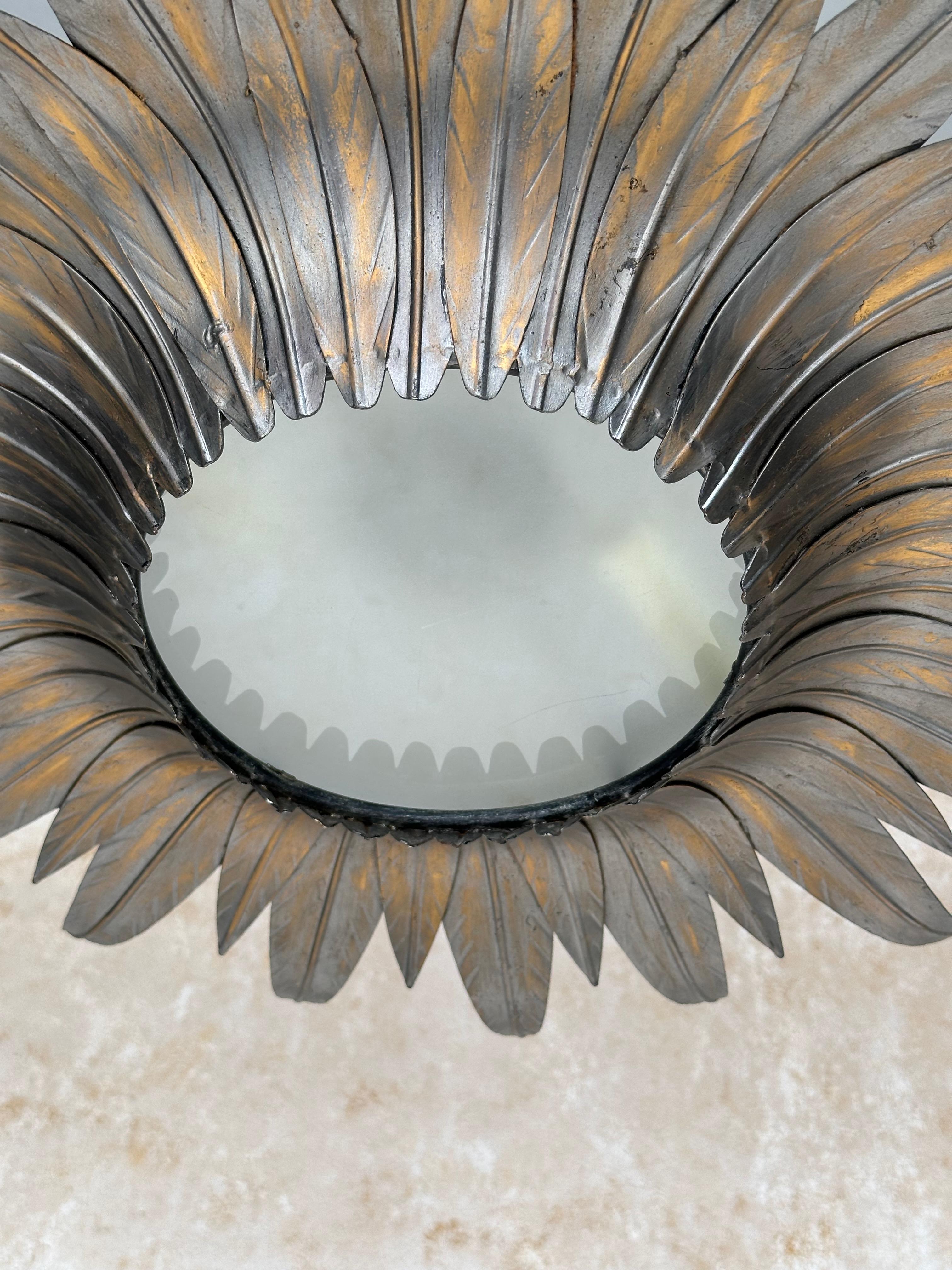 Milieu du XXe siècle Plafonnier espagnol des années 1940 argenté Sunburst avec rehauts en or patiné en vente