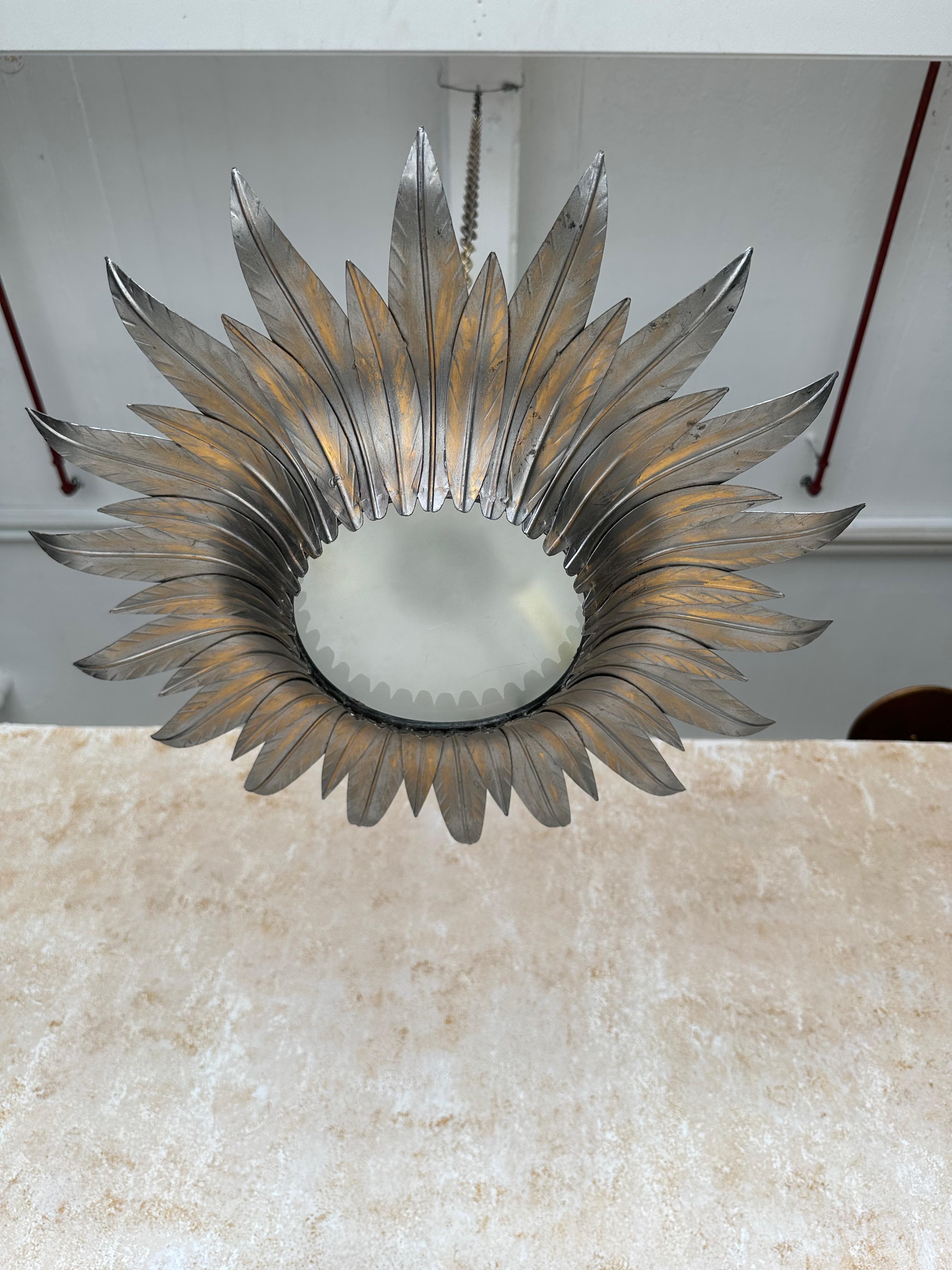 Verre Plafonnier espagnol des années 1940 argenté Sunburst avec rehauts en or patiné en vente