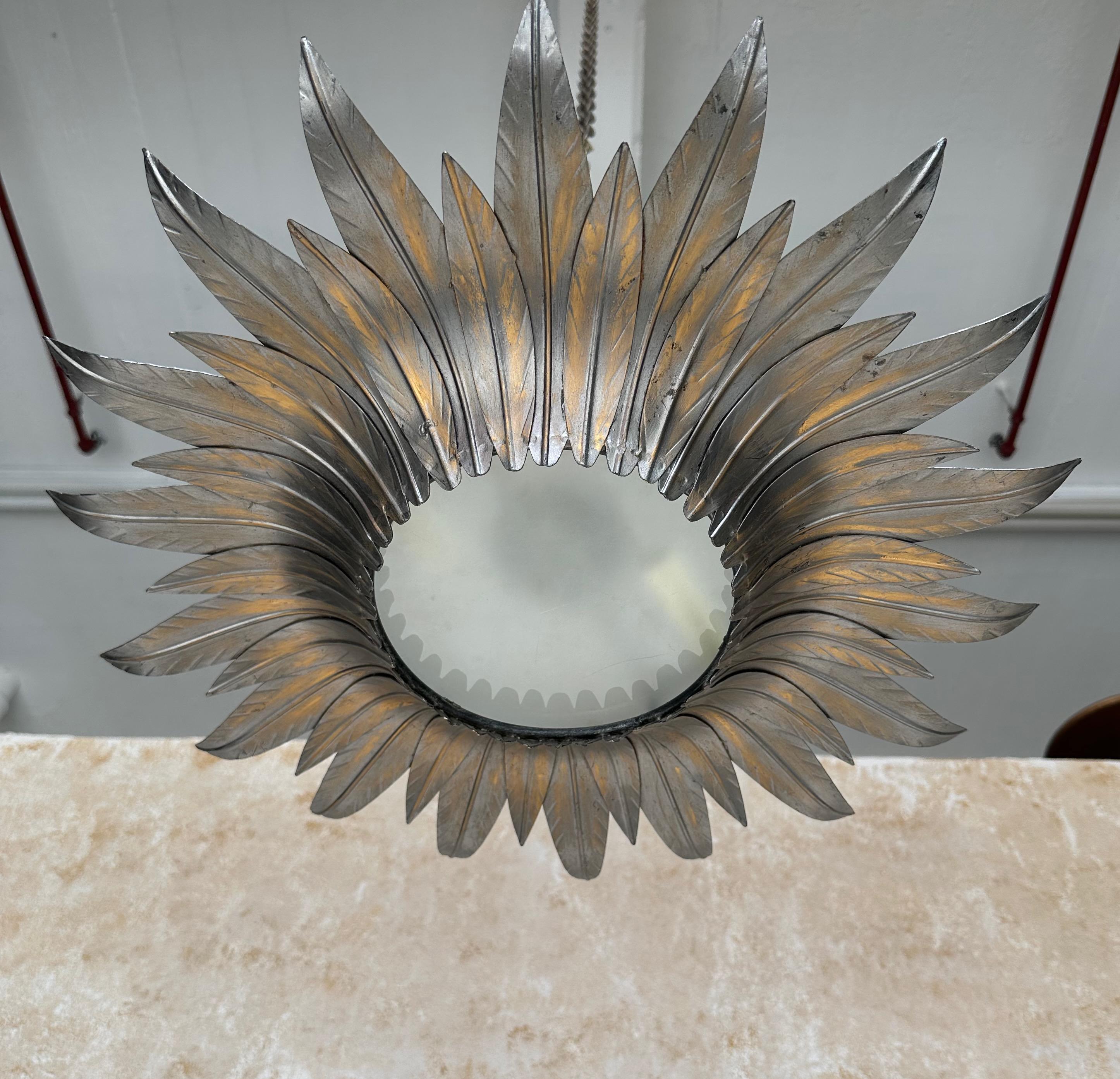 Plafonnier espagnol des années 1940 argenté Sunburst avec rehauts en or patiné en vente 1