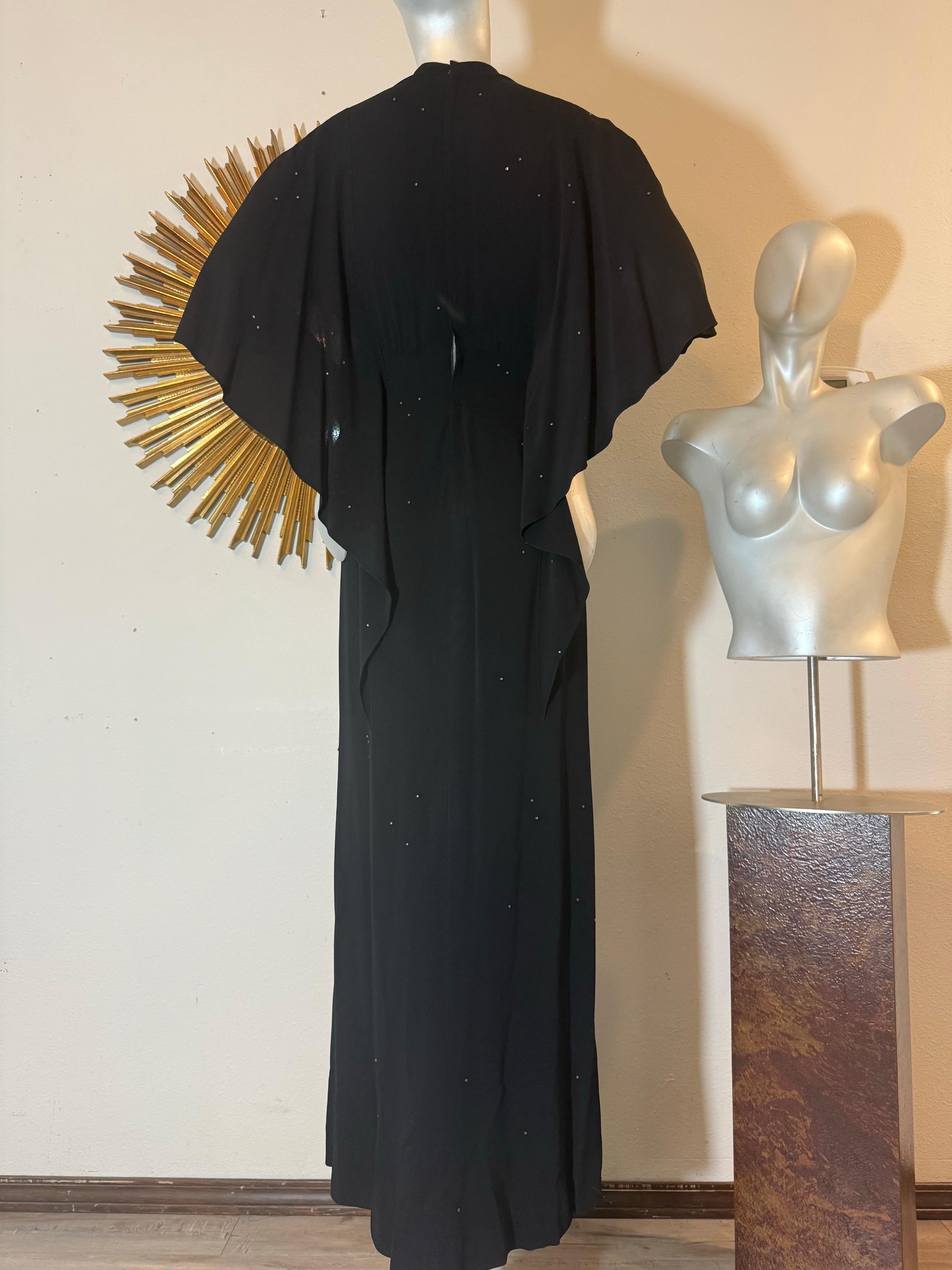 Spettacolare abito in crêpe nero di Adrian degli anni '40 con cappuccio sul retro e abbellimenti in strass in vendita 5