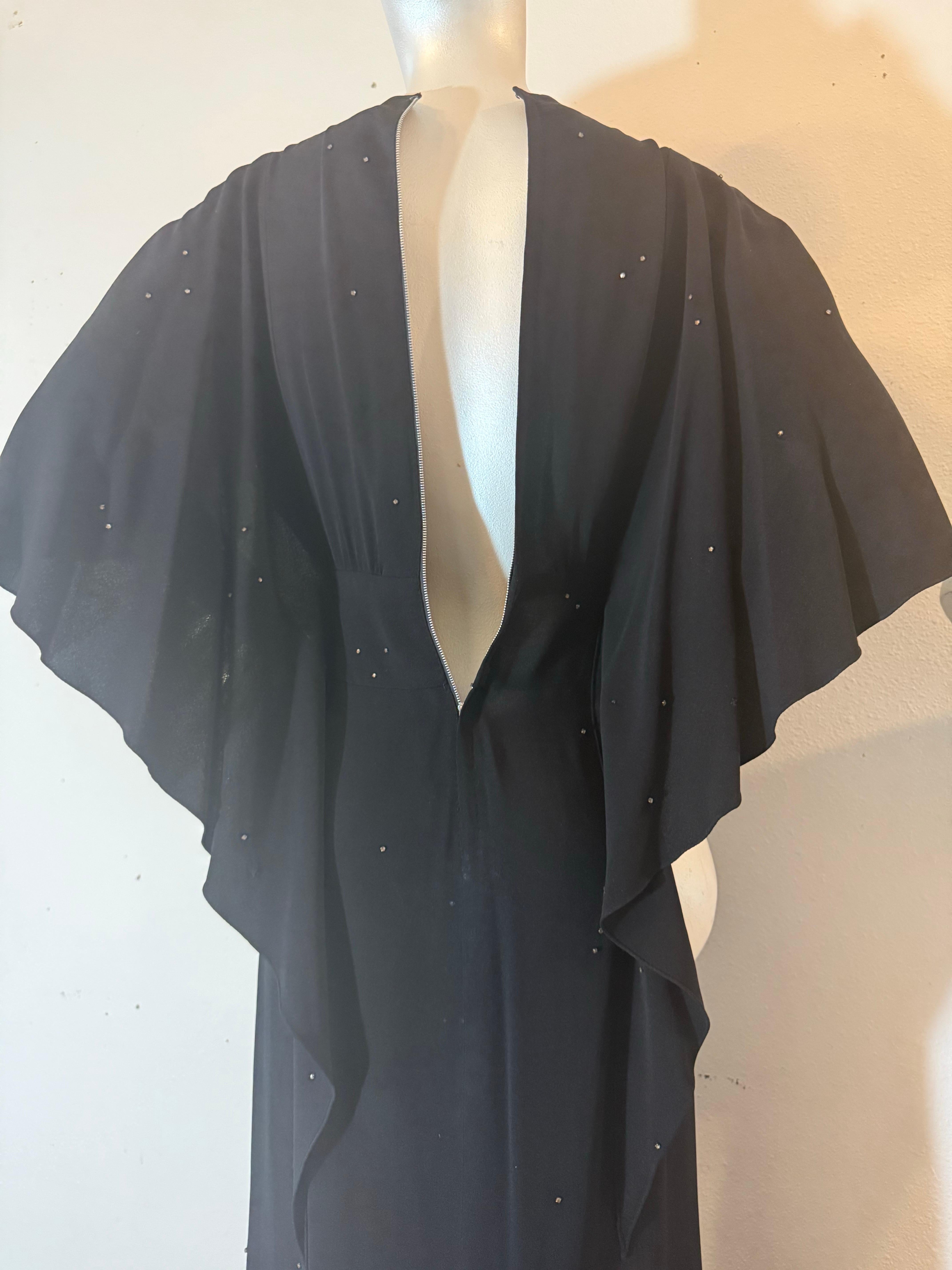 Spettacolare abito in crêpe nero di Adrian degli anni '40 con cappuccio sul retro e abbellimenti in strass in vendita 6