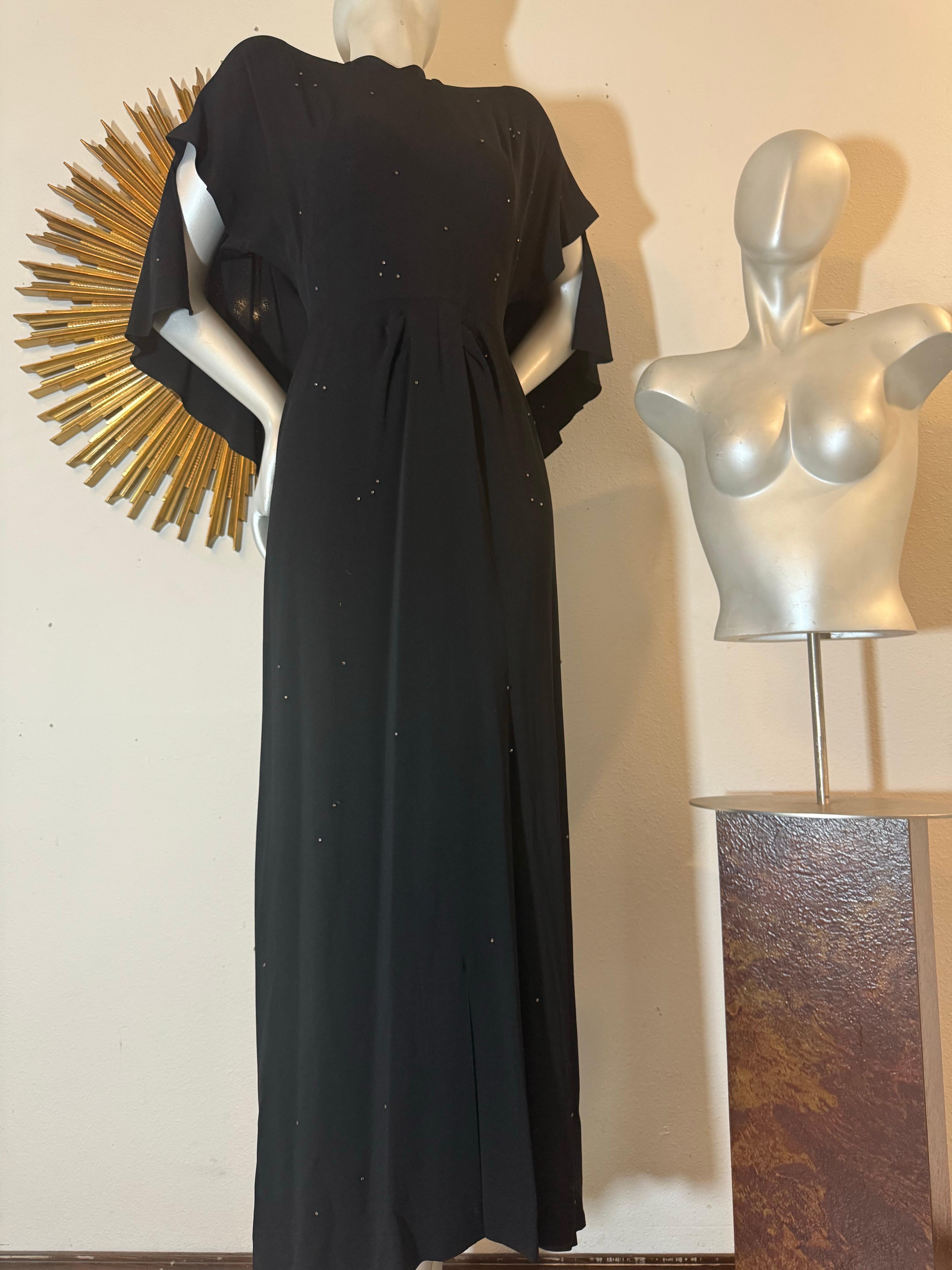 Spettacolare abito in crêpe nero di Adrian degli anni '40 con cappuccio sul retro e abbellimenti in strass In condizioni ottime in vendita a Gresham, OR