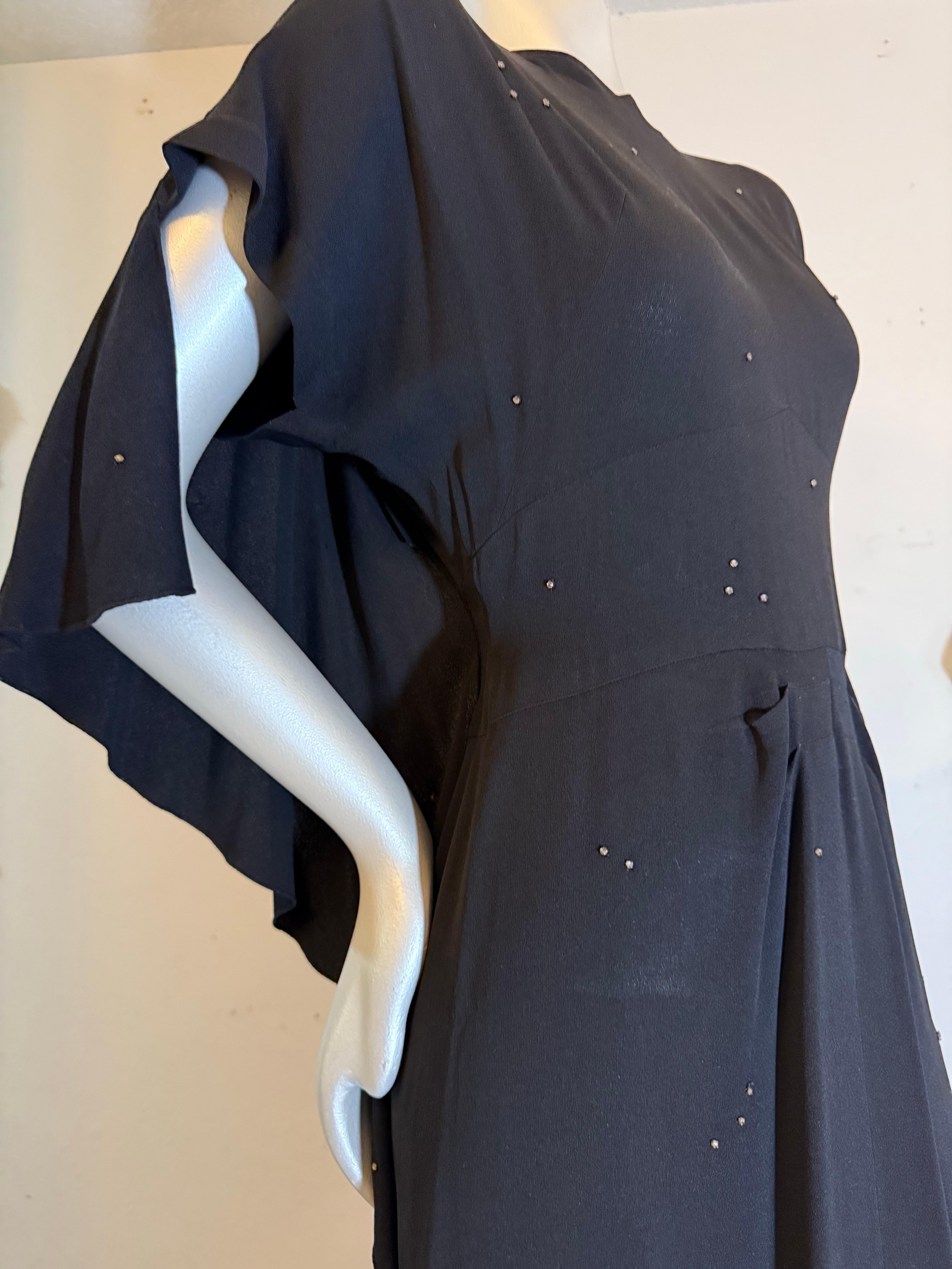 Donna Spettacolare abito in crêpe nero di Adrian degli anni '40 con cappuccio sul retro e abbellimenti in strass in vendita