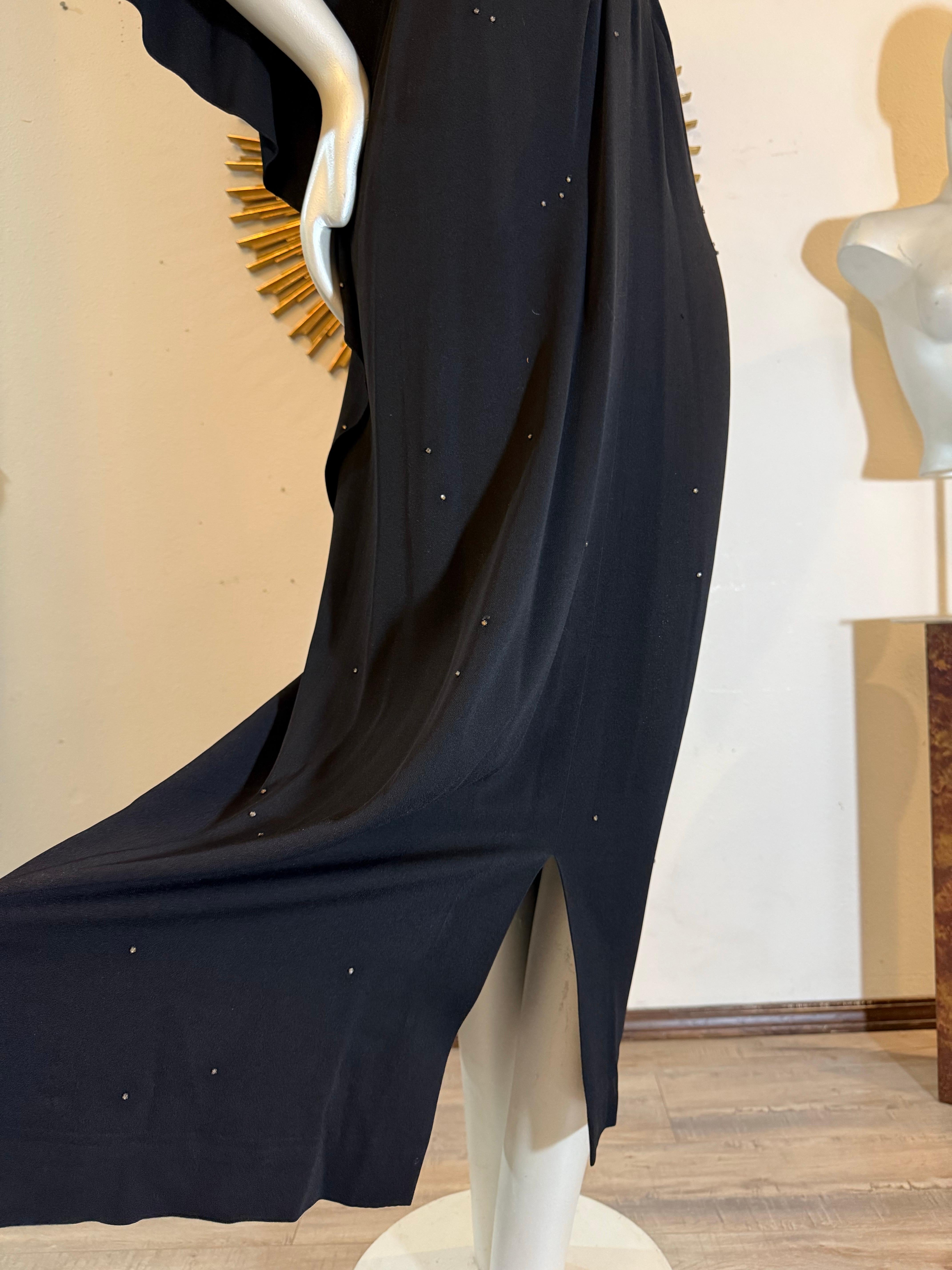 Spettacolare abito in crêpe nero di Adrian degli anni '40 con cappuccio sul retro e abbellimenti in strass in vendita 1