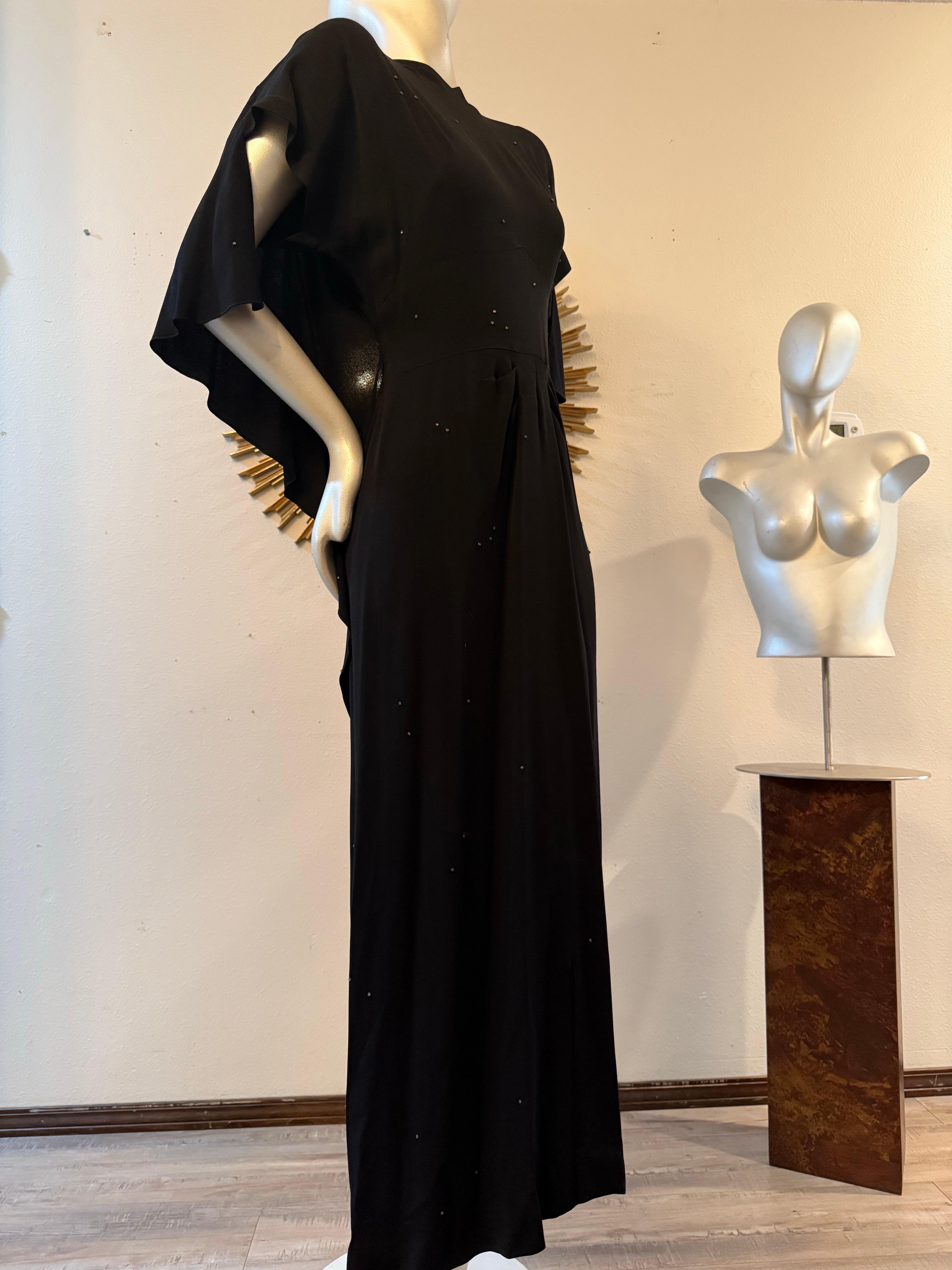 Spettacolare abito in crêpe nero di Adrian degli anni '40 con cappuccio sul retro e abbellimenti in strass in vendita 2