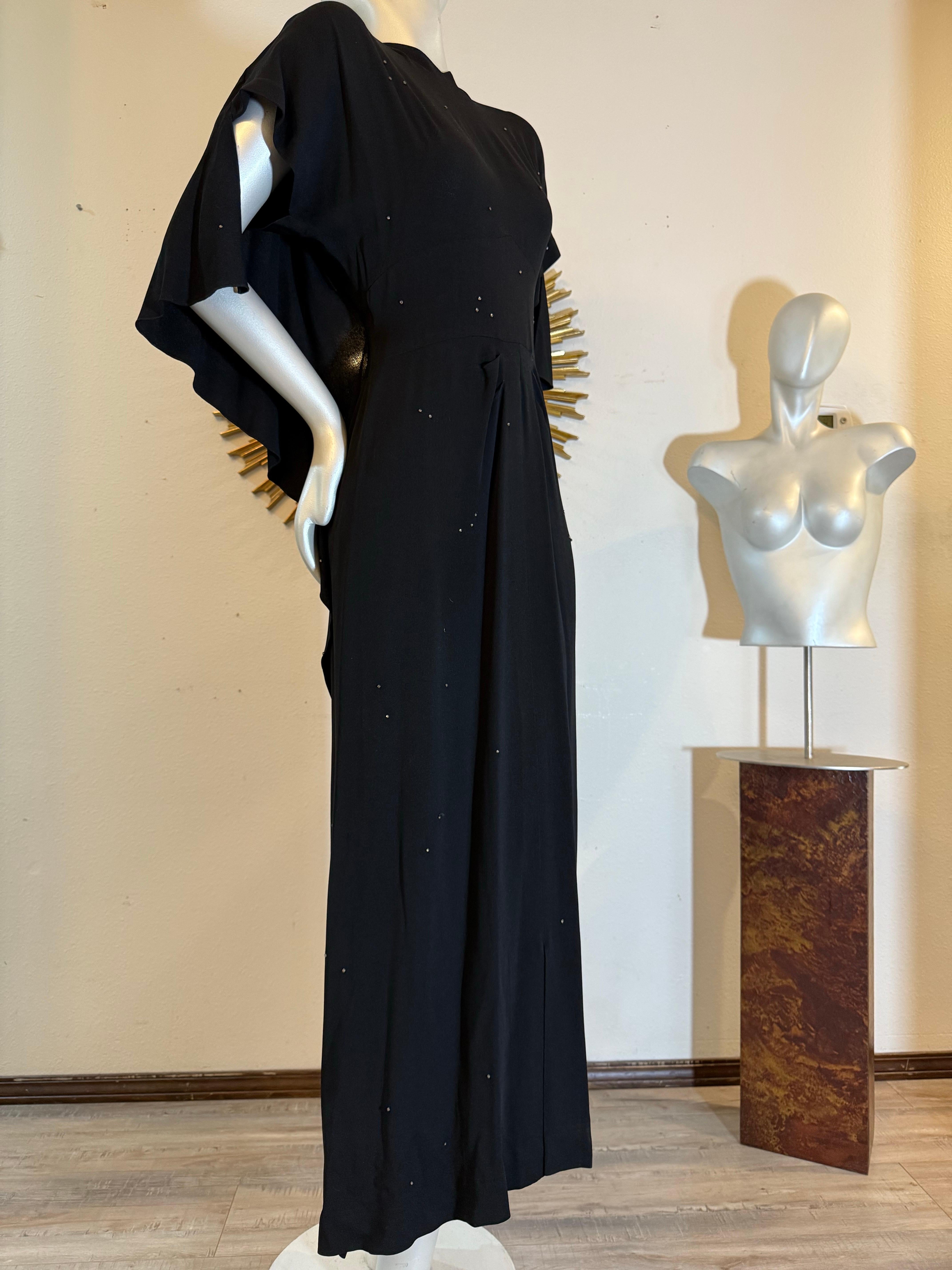 Spettacolare abito in crêpe nero di Adrian degli anni '40 con cappuccio sul retro e abbellimenti in strass in vendita 3