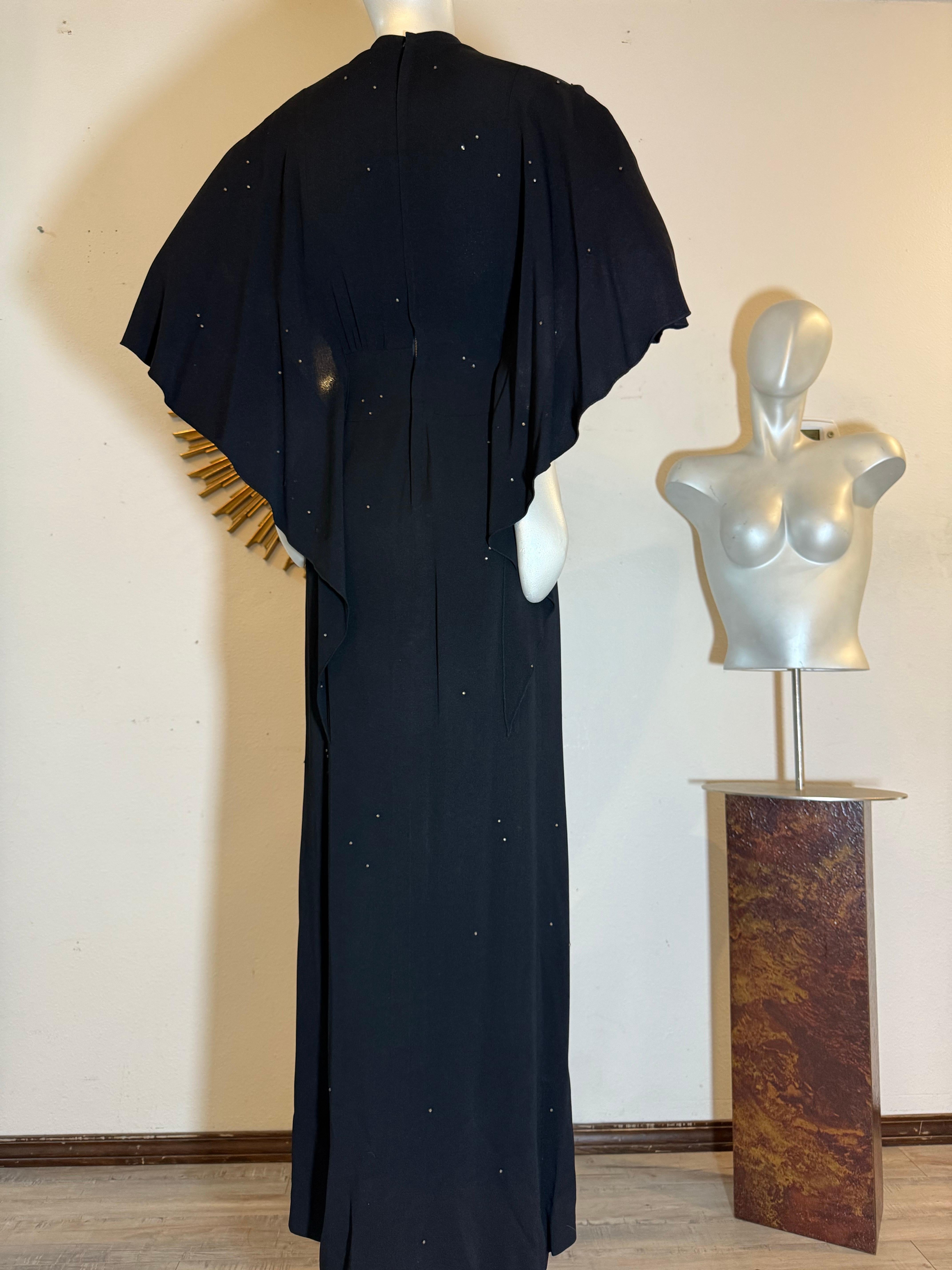 Spettacolare abito in crêpe nero di Adrian degli anni '40 con cappuccio sul retro e abbellimenti in strass in vendita 4